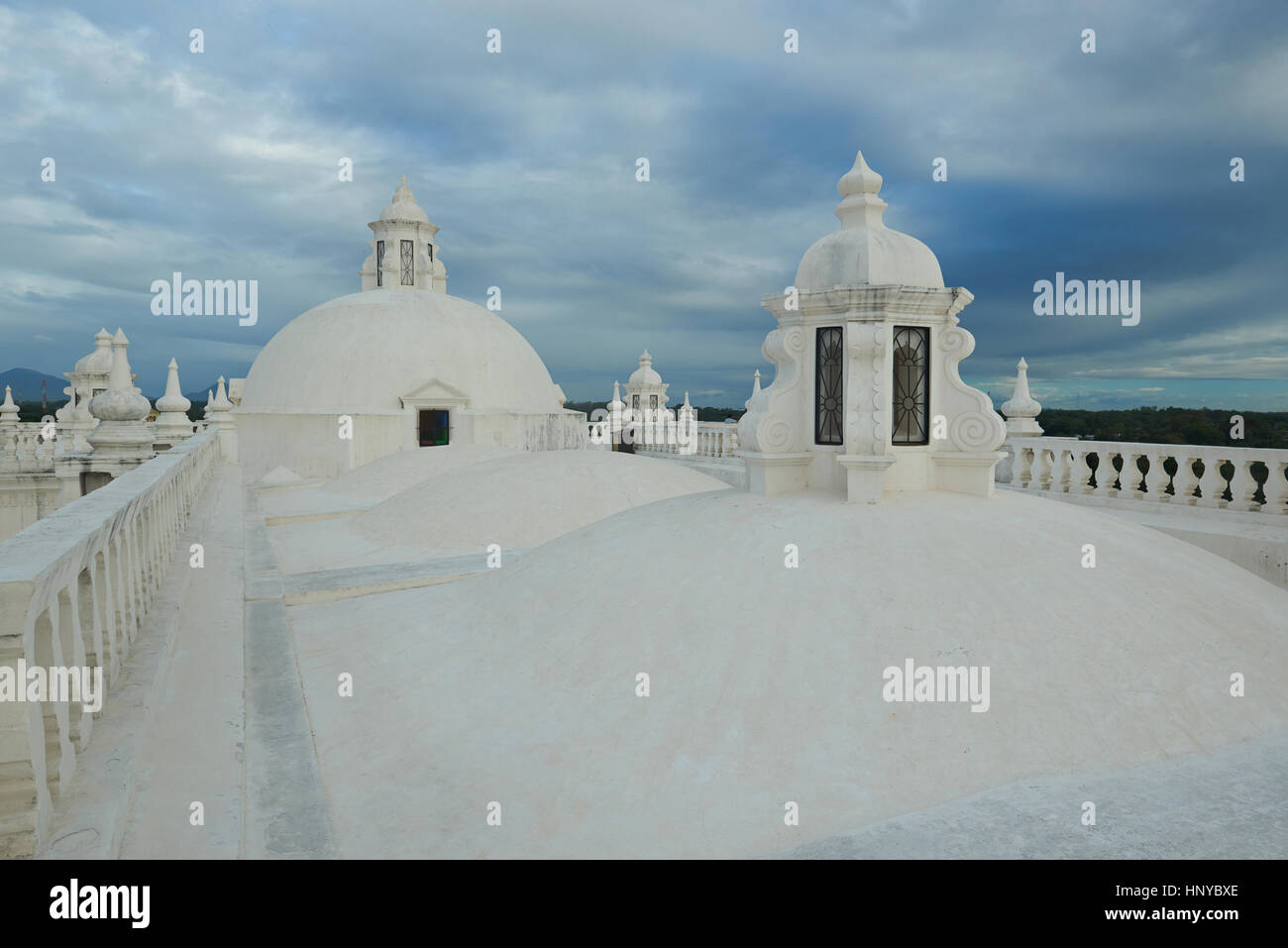 Tours sur le toit de l'église blanche sur le coucher du soleil le temps d'éclairage Banque D'Images
