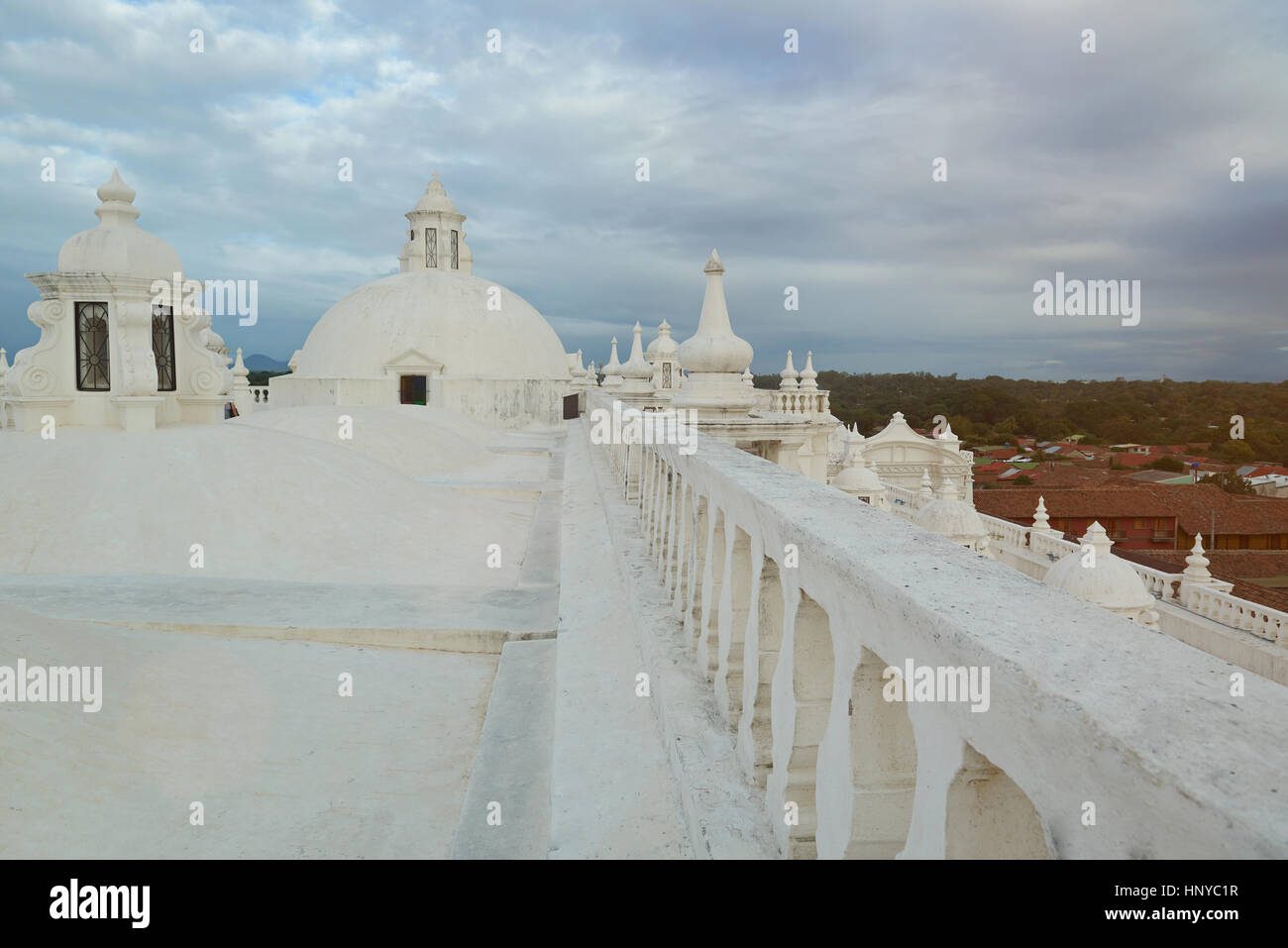 Panorama de la ville de Leon au Nicaragua vue de la cathédrale toit blanc Banque D'Images
