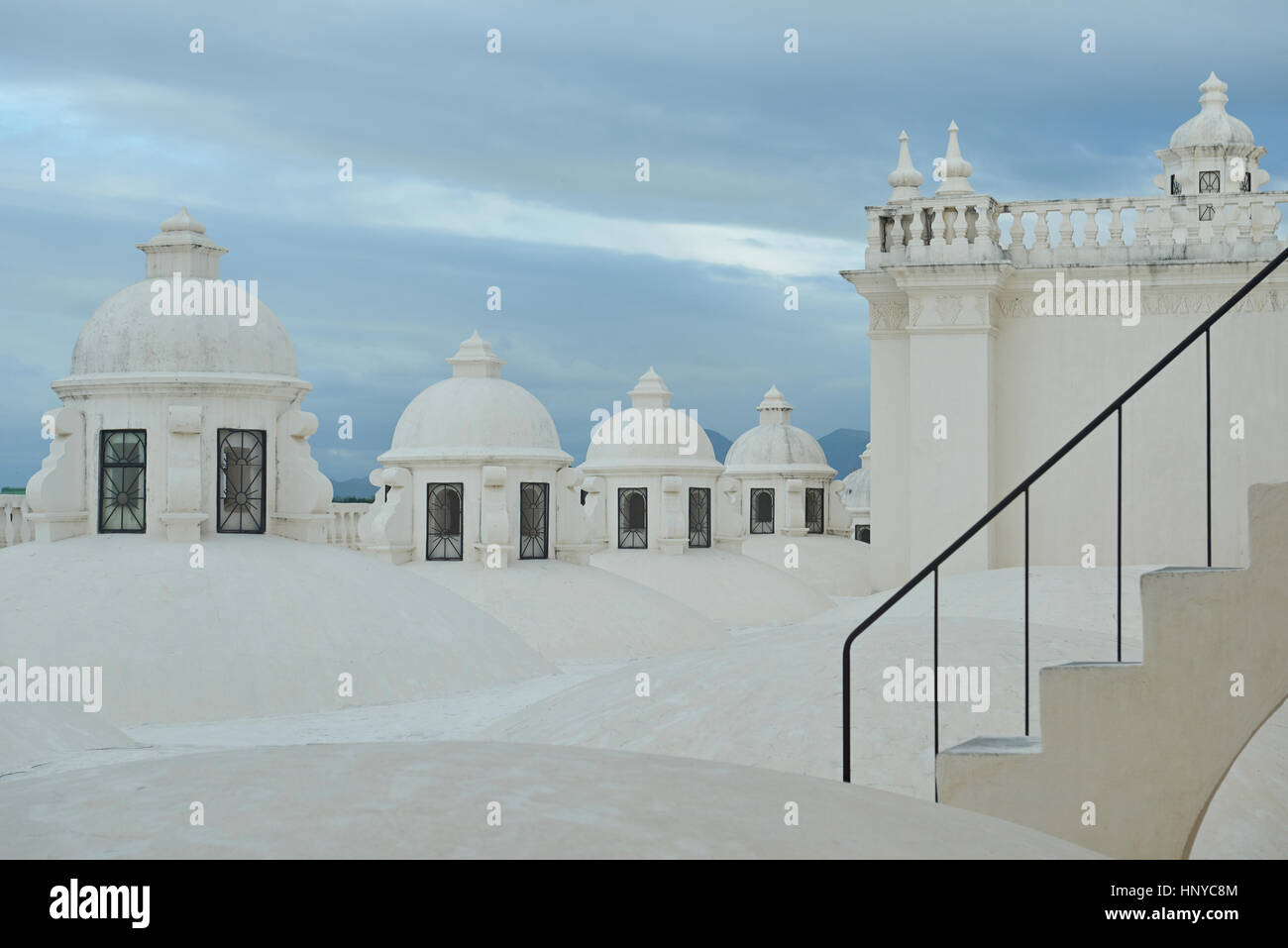 Toit blanc avec escalier central dans la cathédrale de Leon, NICARAGUA Banque D'Images