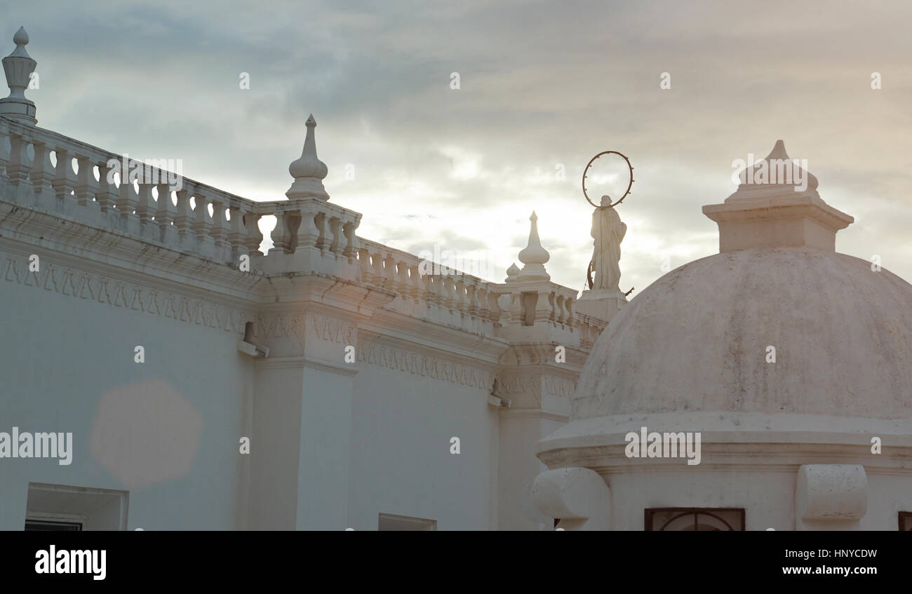 Toit blanc architecture dans le coucher du soleil la lumière dans Leon Nicaragua Banque D'Images