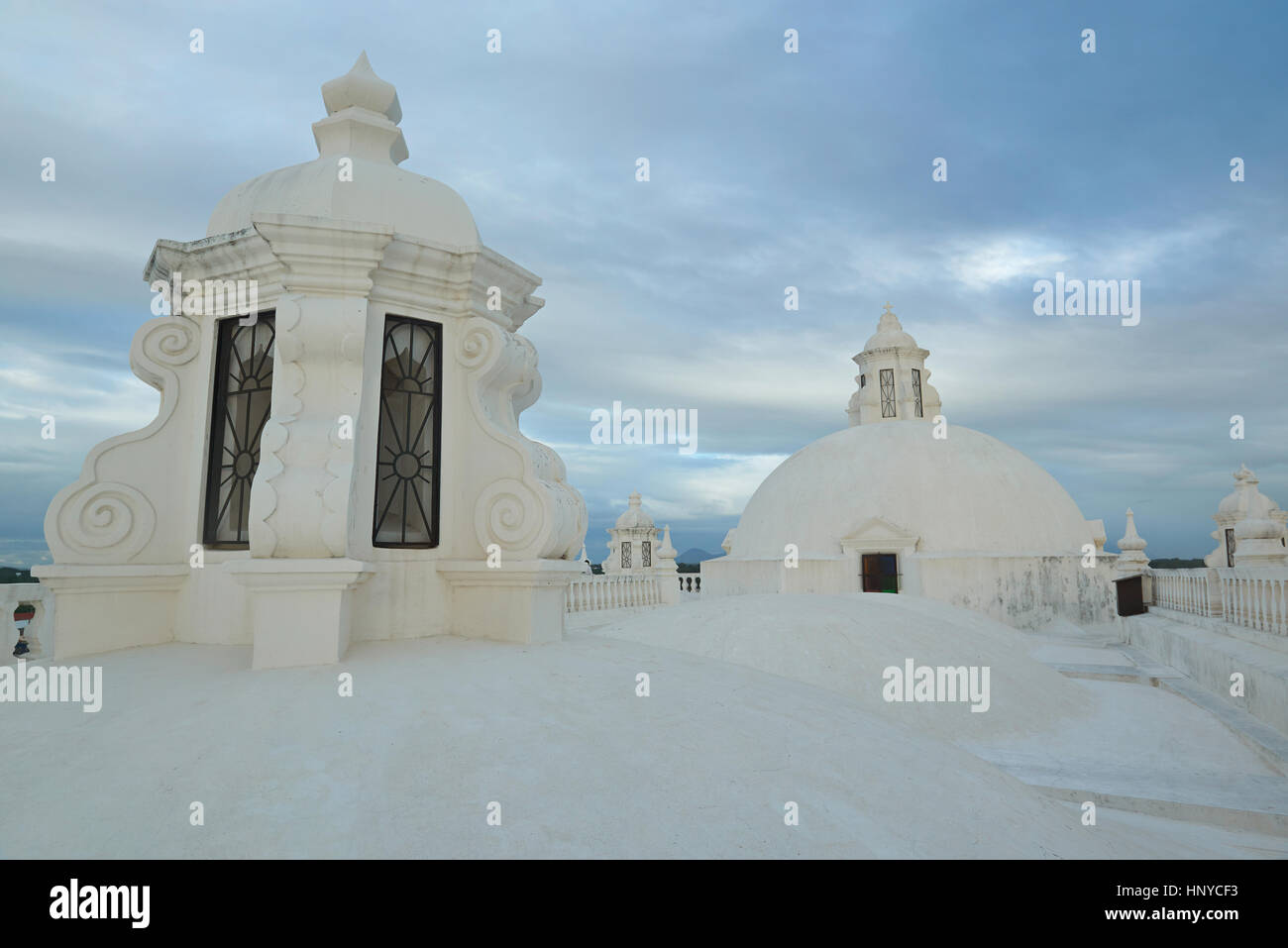 Tours sur le toit de l'église cathédrale blanche dans Leon Nicaragua. Toit blanc Banque D'Images
