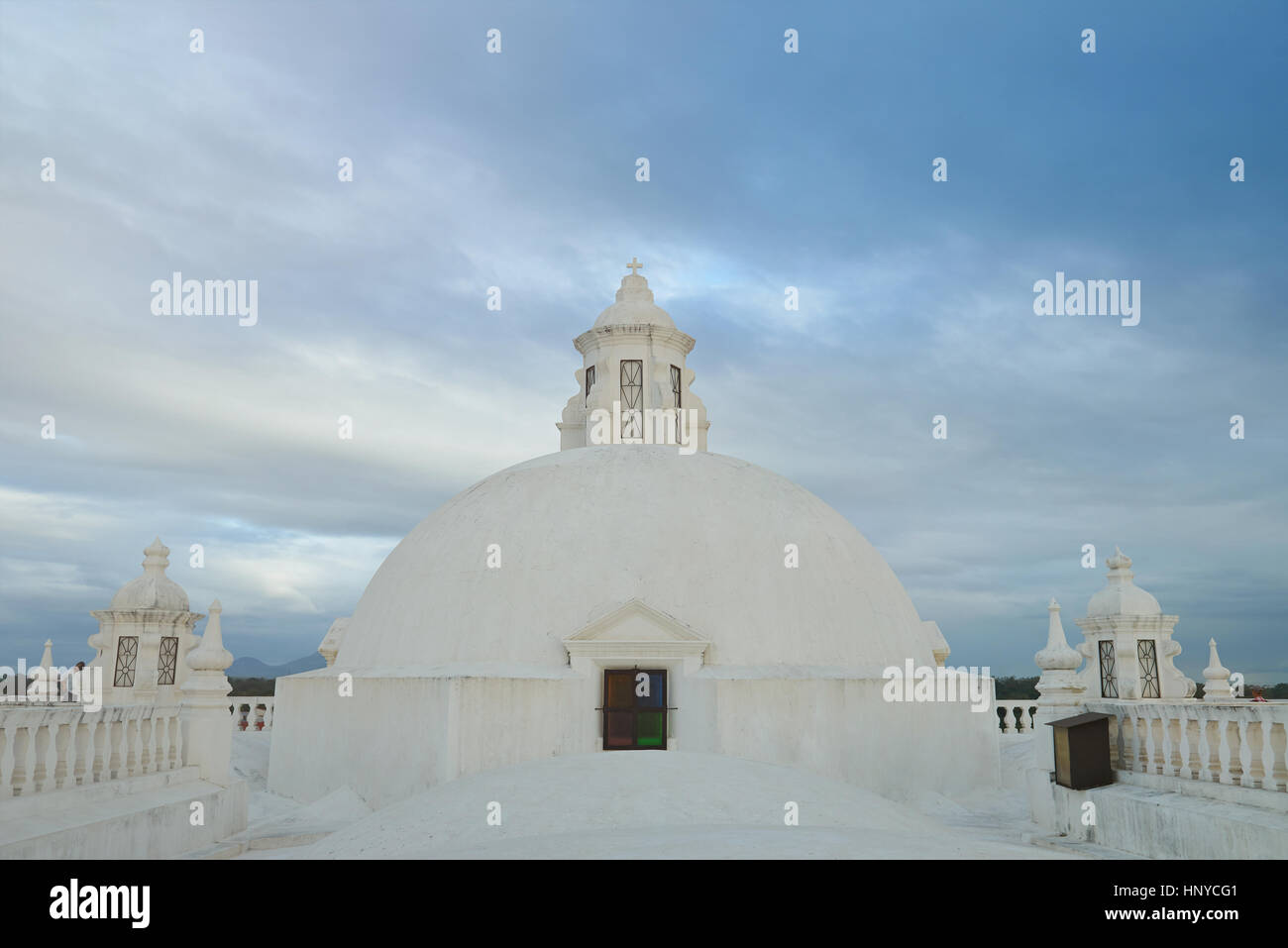 Détail de l'architecture sur toit blanc avec fond de ciel bleu Banque D'Images