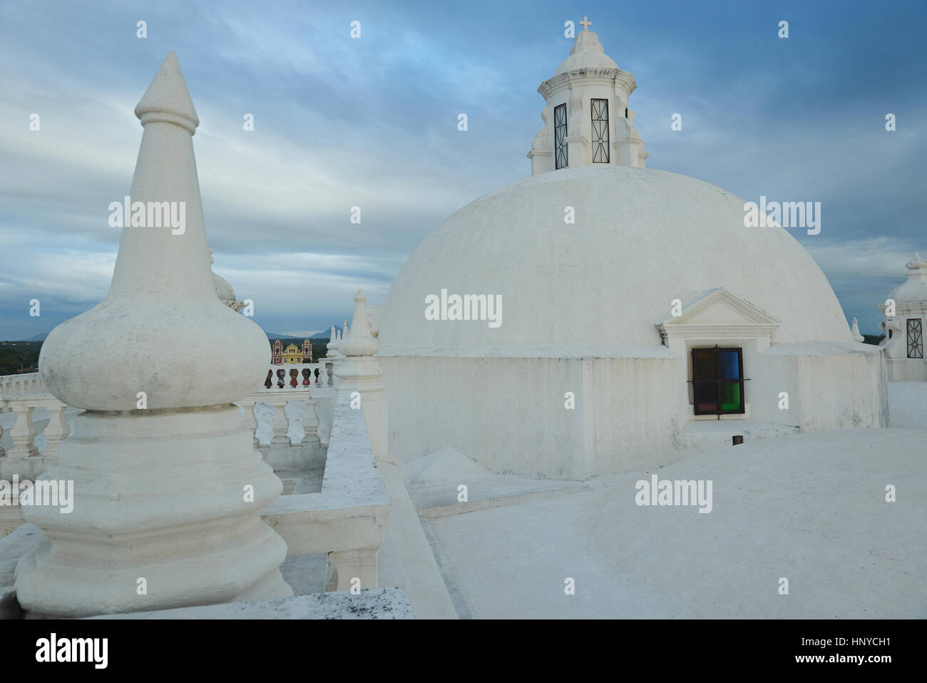 Église avec toit blanc l'heure du coucher du soleil à Leon Nicaragua Banque D'Images