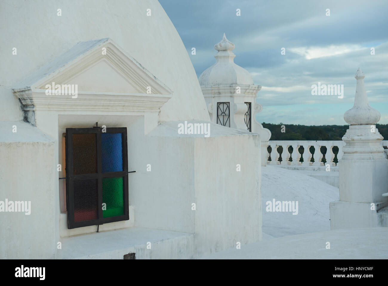 Fenêtre en verre coloré sur dans un bâtiment blanc de Leon Nicaragua Banque D'Images