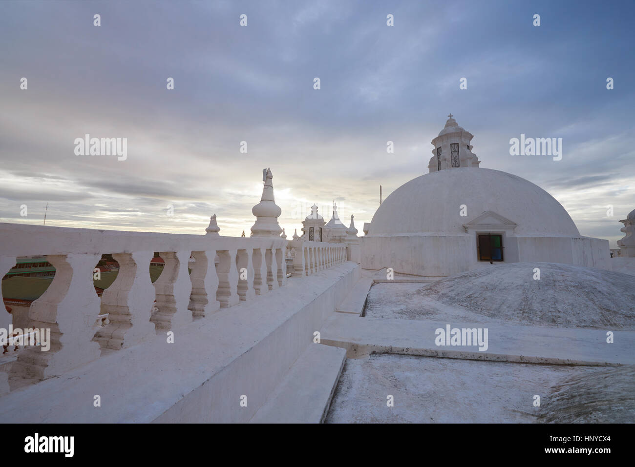 Toit blanc église dans le coucher du soleil la lumière dans Leon Nicaragua. Banque D'Images