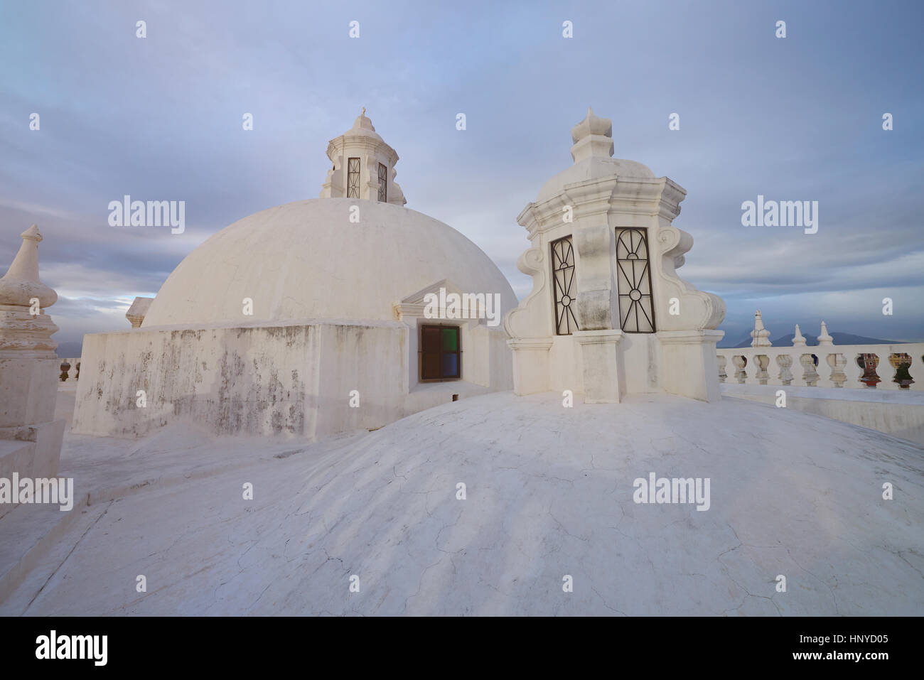Toit cathédrale blanchis dans Leon NIcaragua. La plupart des touristes visiter place Banque D'Images