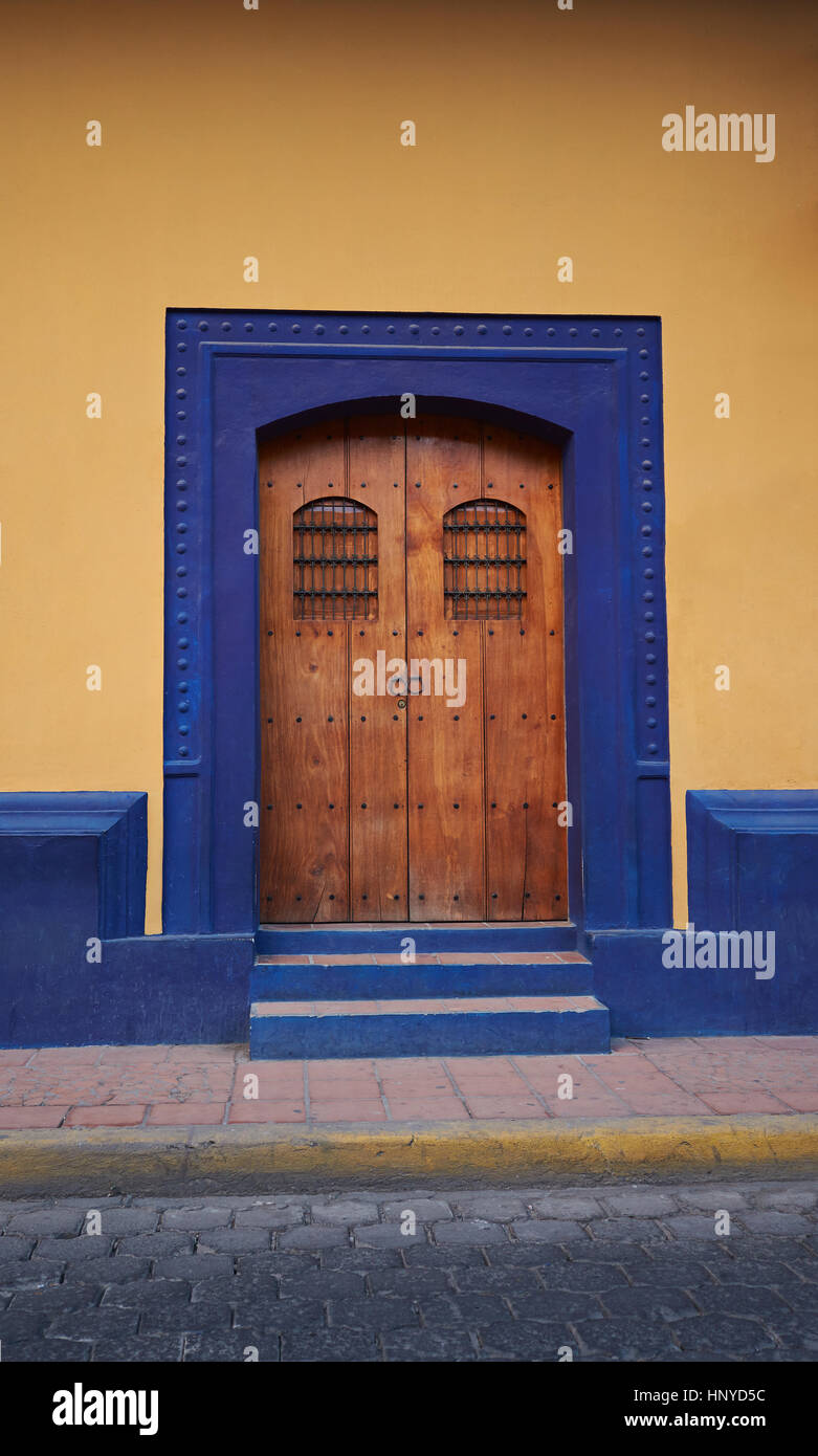 La porte en bois en jaune maison vue de la rue. Porte en bois ancien Banque D'Images