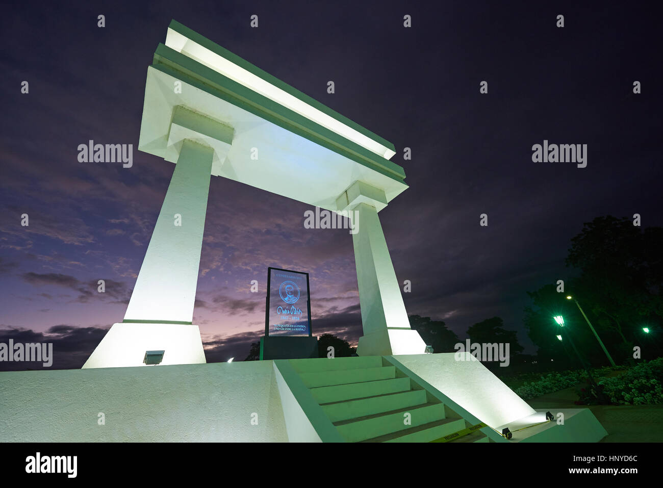 Leon, Nicaragua - 4 janvier 2017 : Ruben Dario monument à park pendant le coucher du soleil Banque D'Images