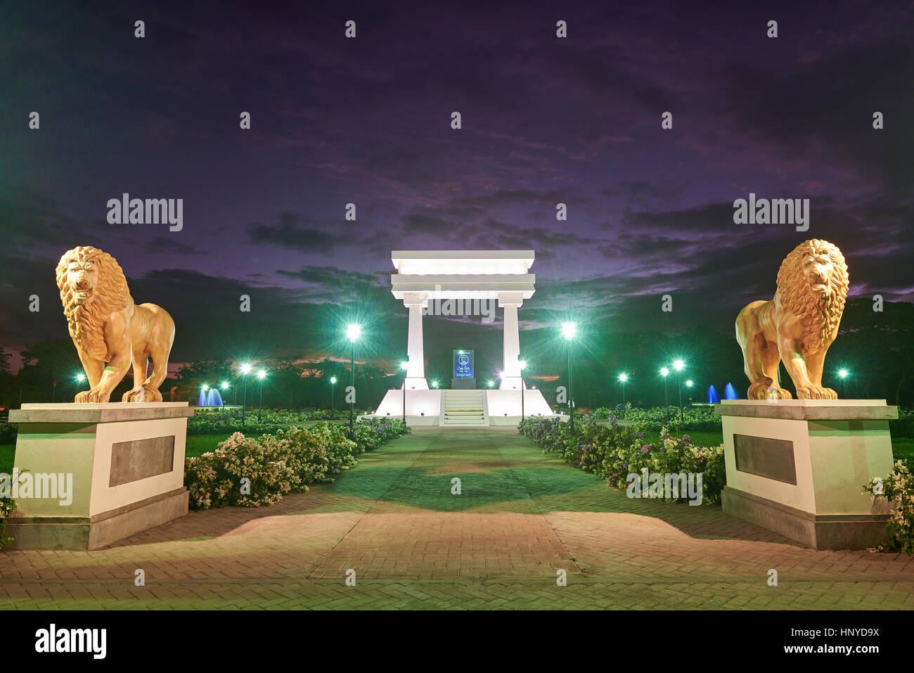 Leon, Nicaragua - 4 janvier 2017 : Ruben Dario monument parc de fleurs et les lions Banque D'Images