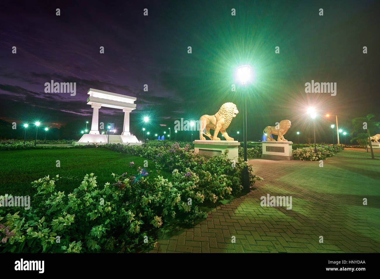 Leon, Nicaragua - 4 janvier 2017 : Ruben Dario park avec des fleurs et les lions à l'heure du coucher de soleil. Banque D'Images