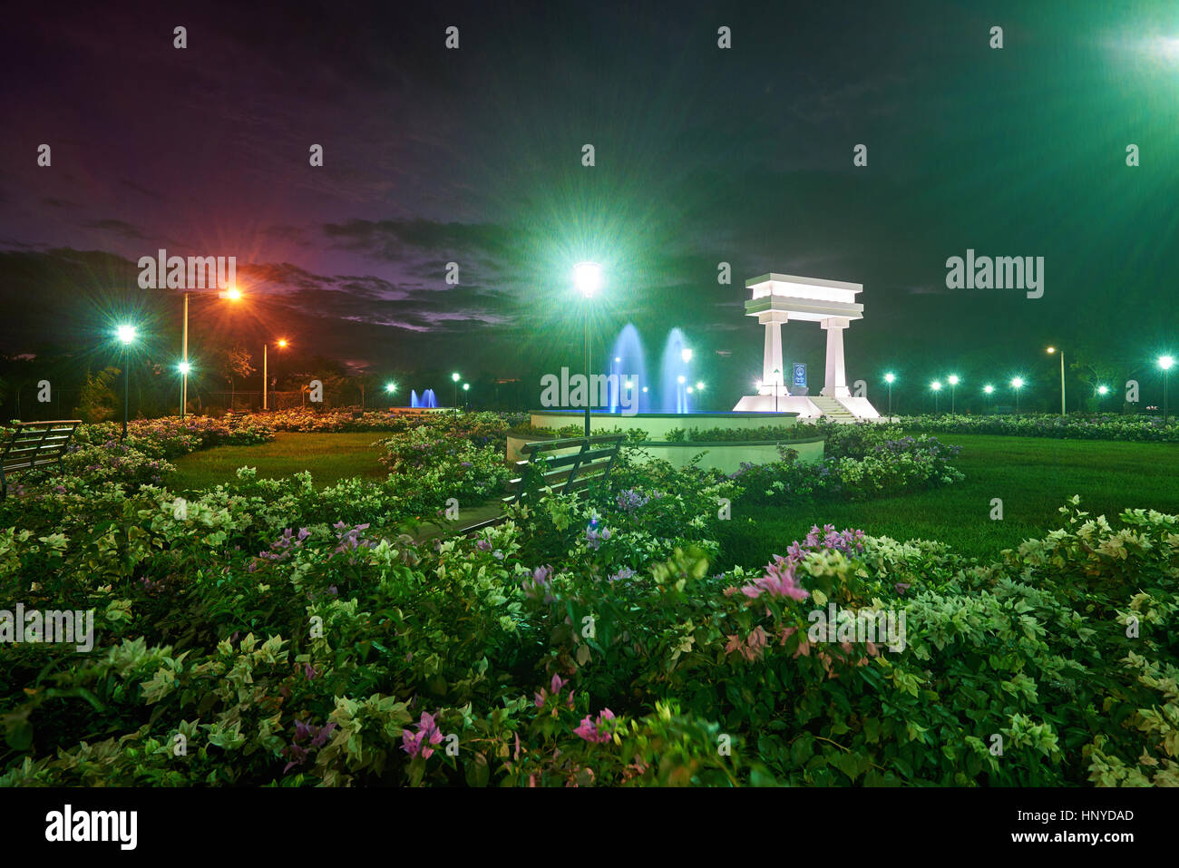 Leon, Nicaragua - 4 janvier 2017 : Ruben Dario park avec l'heure du coucher du soleil fleurs Banque D'Images