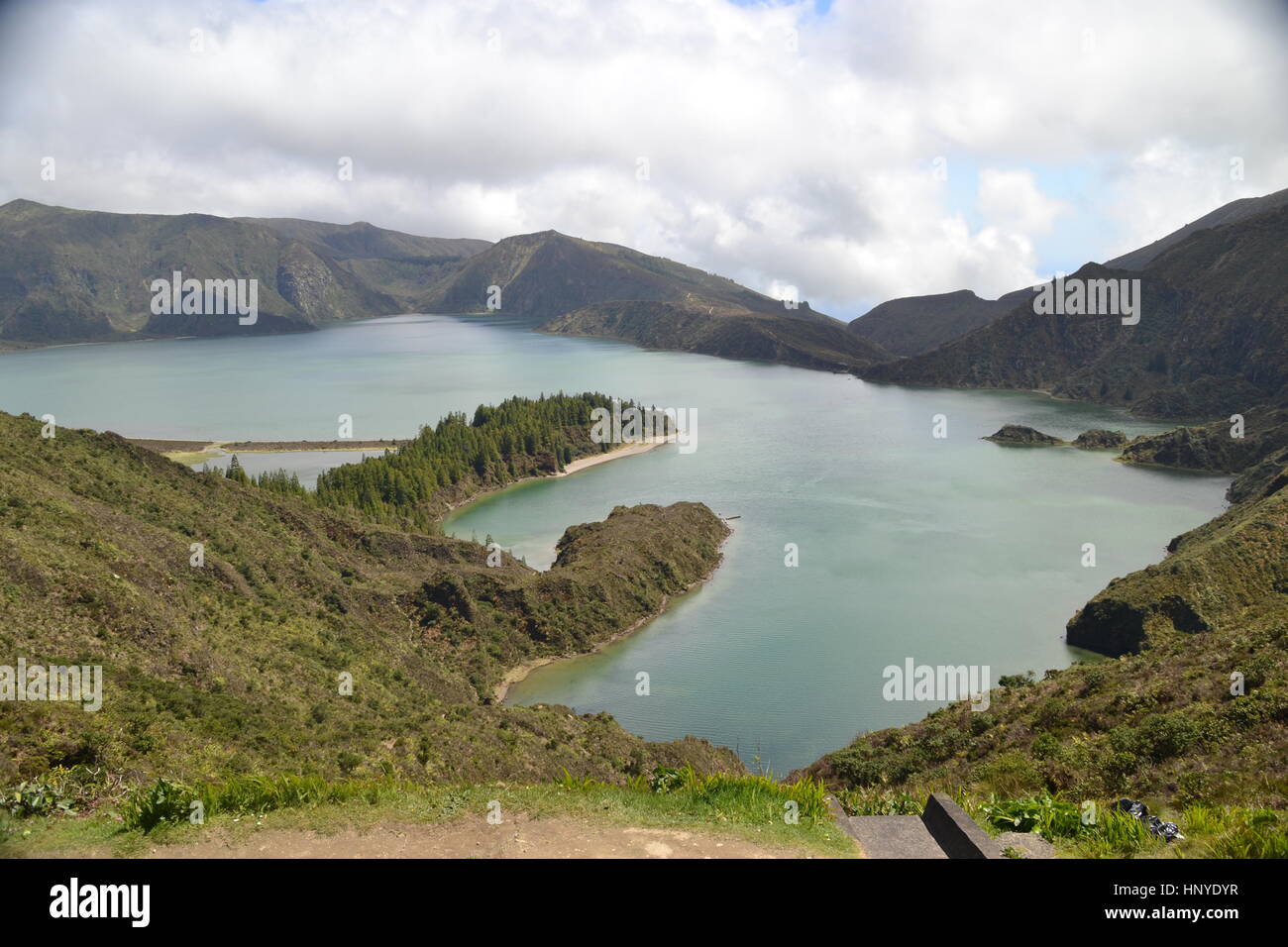 Voir dans le lac du cratère fogo, la plus grande sur l'île de São Miguel, Açores. Celui-ci est protégé par une réglementation gouvernementale, pas permis de construction autour de lui. Banque D'Images