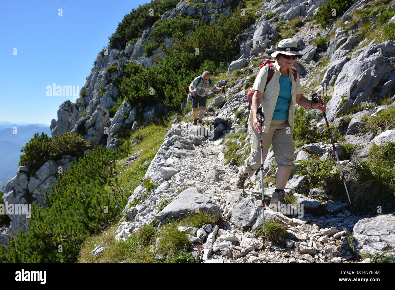 Berchtesgaden, Allemagne - 24 août 2016 - Deux personnes âgées les randonneurs en Alpes allemandes près de Berchtesgaden Banque D'Images