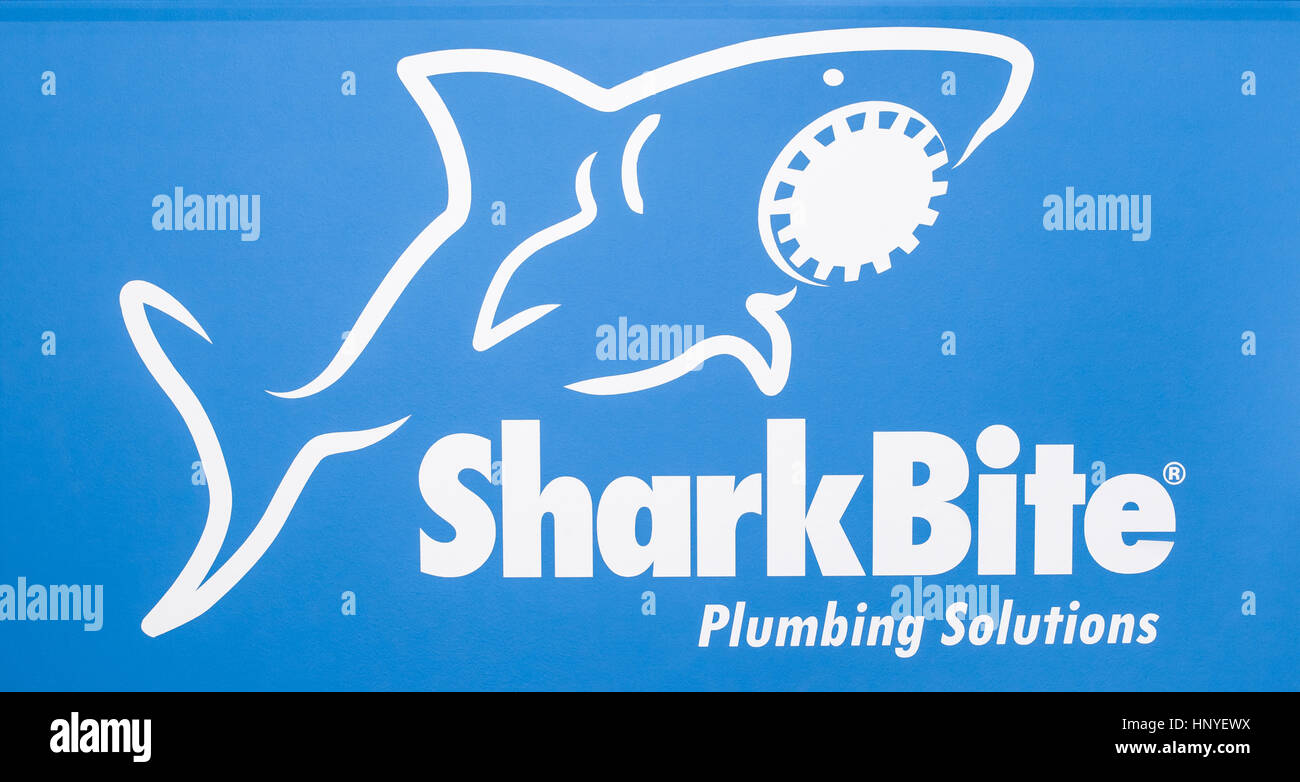 Moscou, Russie - Février 2016 : le logo de la société SharkBite. Autocollant imprimé lettres. SharkBite fabrique une large gamme de raccords de plomberie, de l'eau (suite) Banque D'Images
