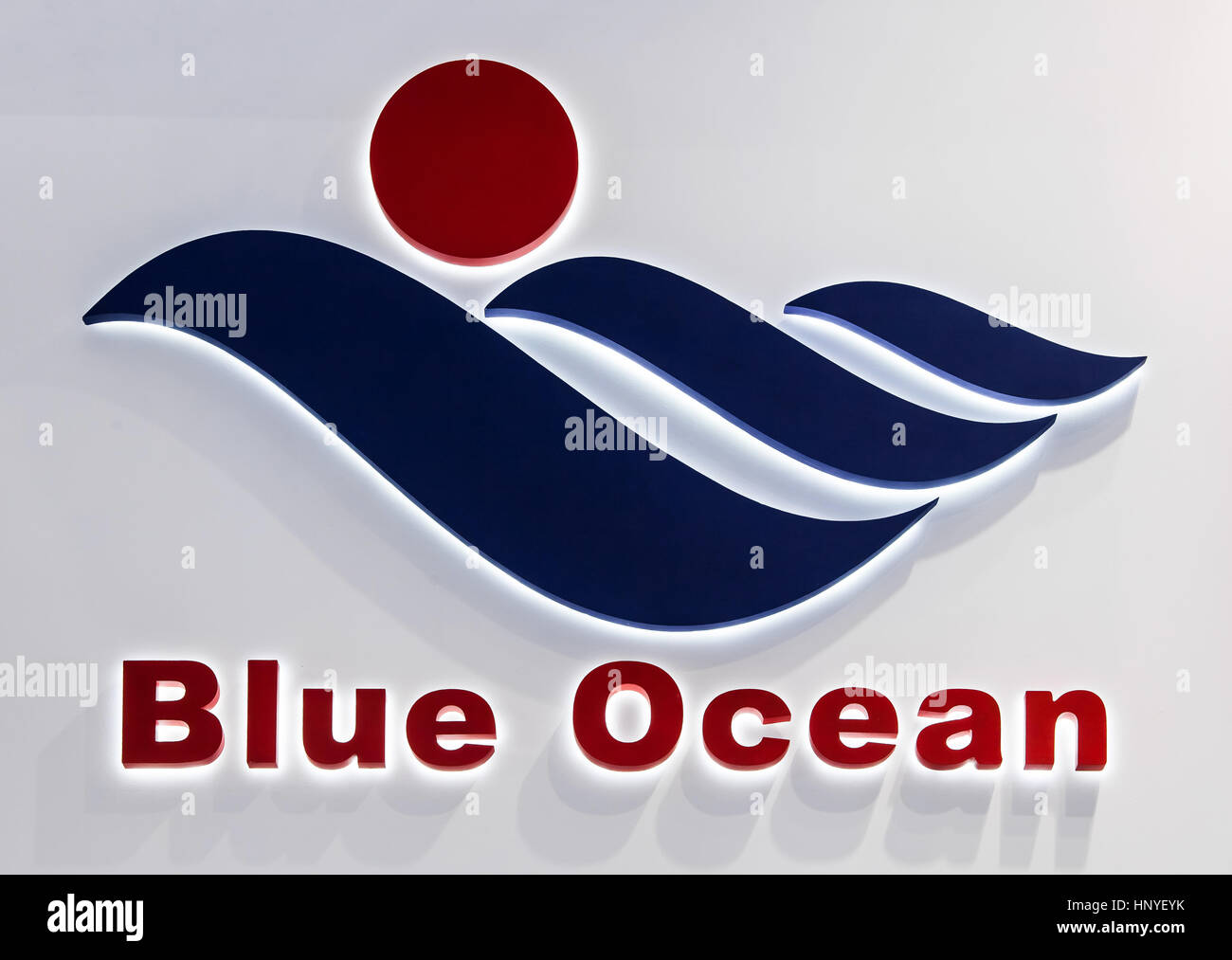 Moscou, Russie - Février 2016 : l'océan bleu Logo de l'entreprise. Lettres bleues en plastique avec des lumières sur le mur blanc. Blue Ocean UG est un des plus gros manu Banque D'Images