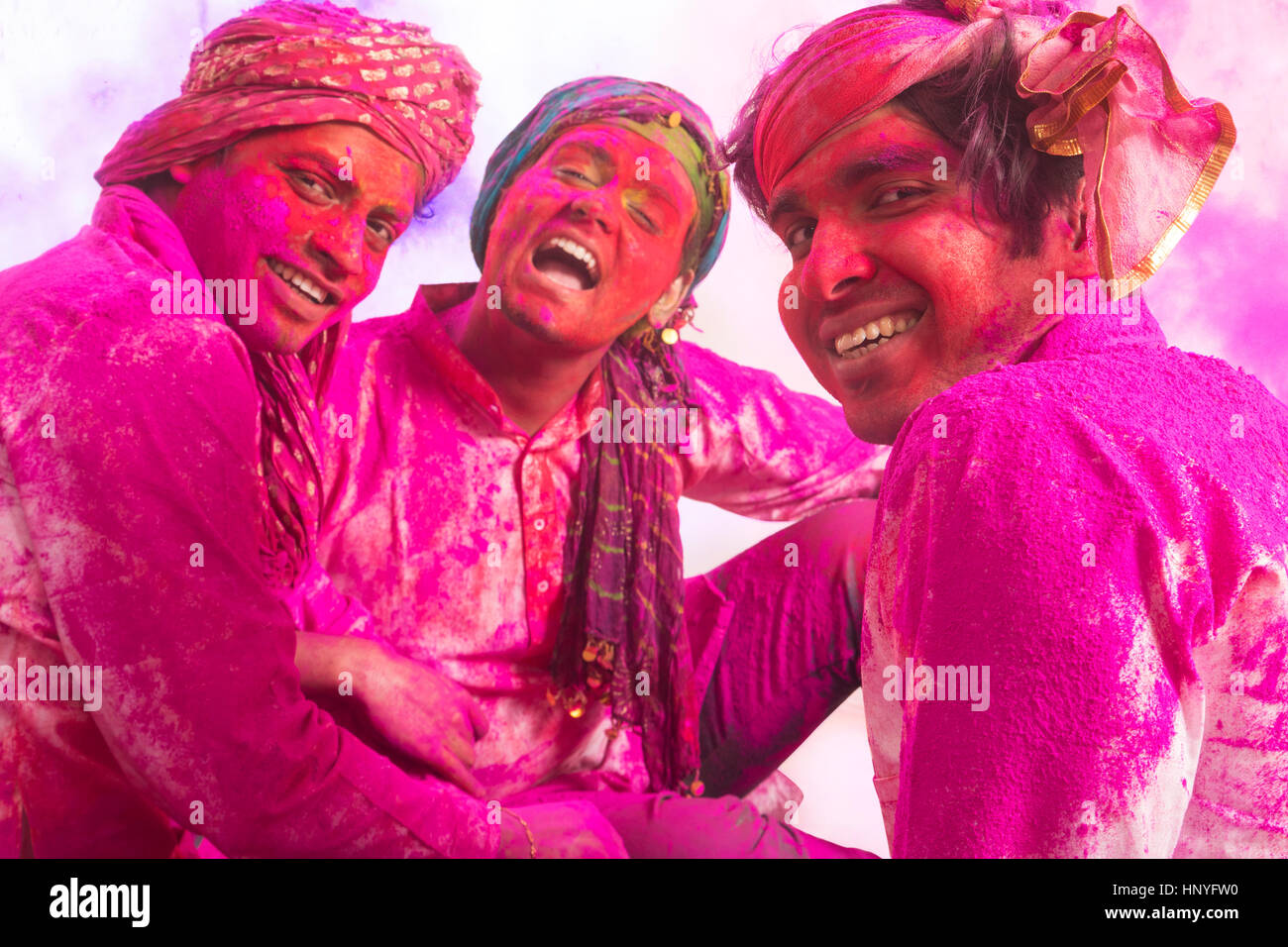 Les jeunes hommes indiens assis sur le sol, recouvert de poudre de couleur color festival holi durant Banque D'Images
