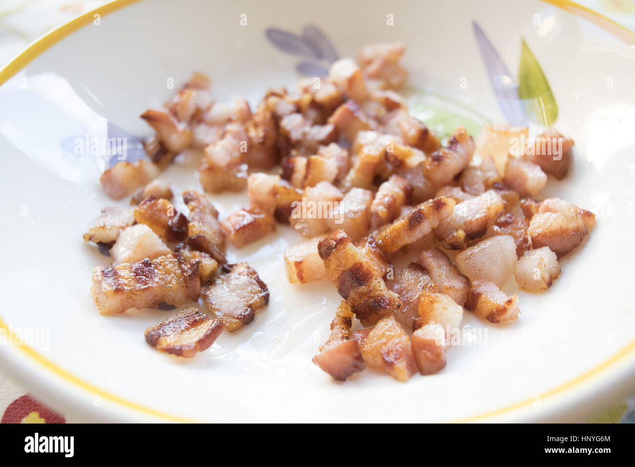 Dorer le bacon haché servi au petit déjeuner Banque D'Images