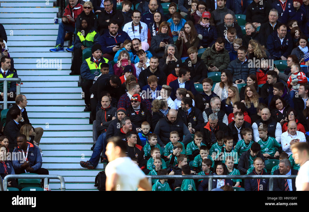 Le prince Harry, Patron de la Rugby Football Union (RFU) siège avec des partisans pendant la séance de formation du Rugby au stade de Twickenham, Londres. Banque D'Images