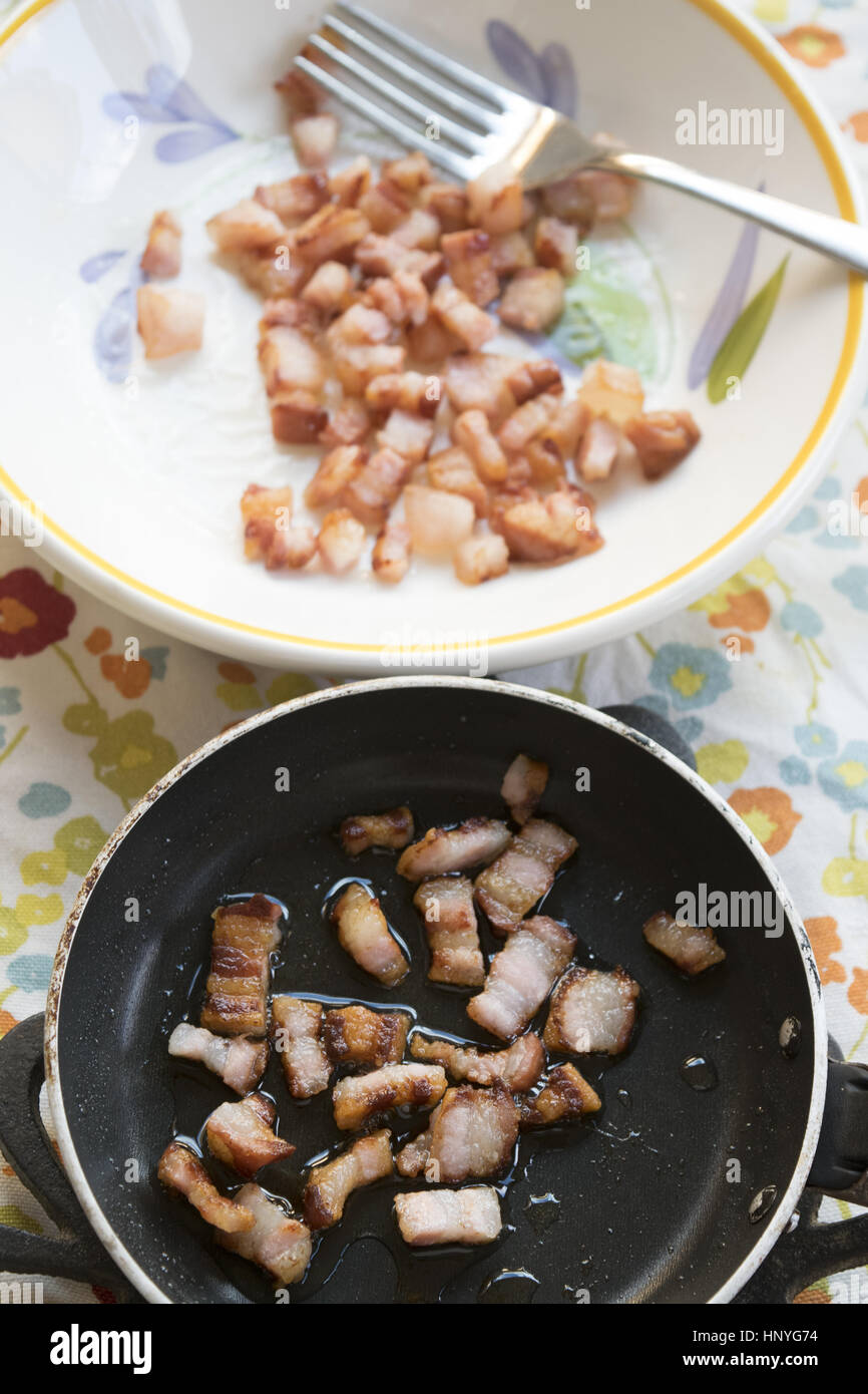 Dorer le bacon haché servi au petit déjeuner Banque D'Images