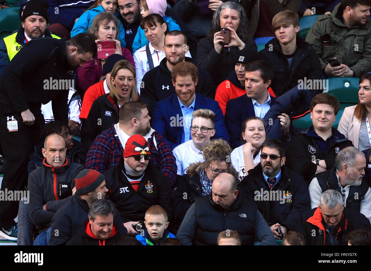 Le prince Harry, Patron de la Rugby Football Union (RFU) siège avec des partisans pendant la séance de formation du Rugby au stade de Twickenham, Londres. Banque D'Images