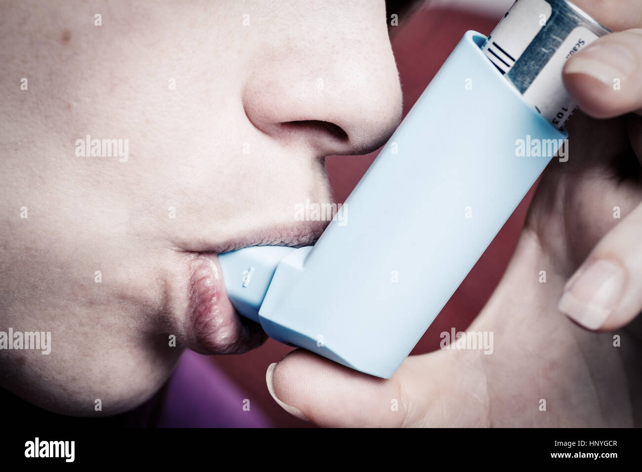 Femme l'inhalation de gouttelettes d'asthme Banque D'Images