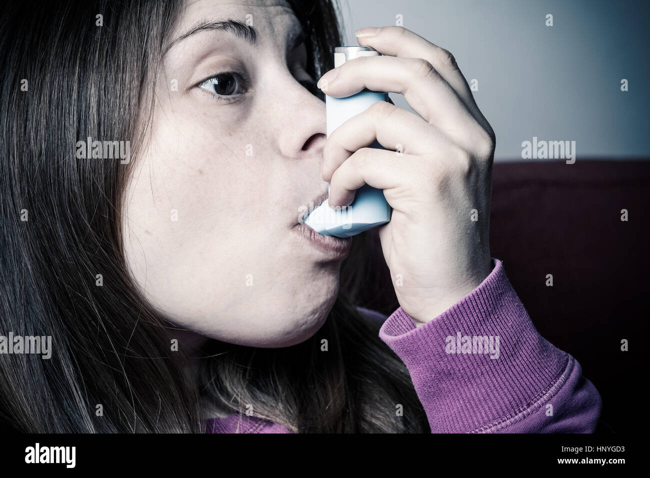 Girl inhale medicine Banque D'Images