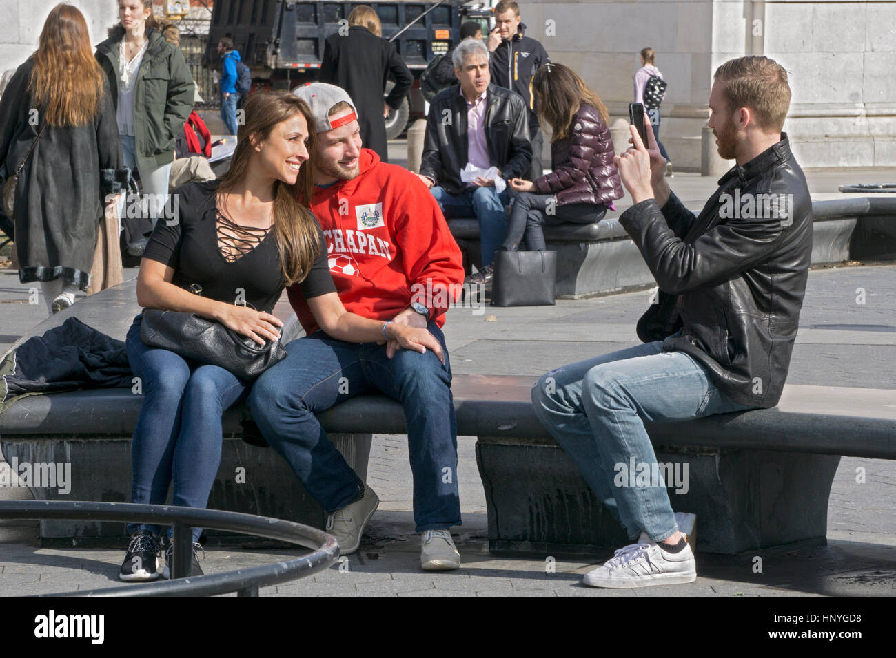 Un groupe de touristes prendre cell phone photos sur Washington Square Park à Greenwich Village, Manhattan, New York. Banque D'Images