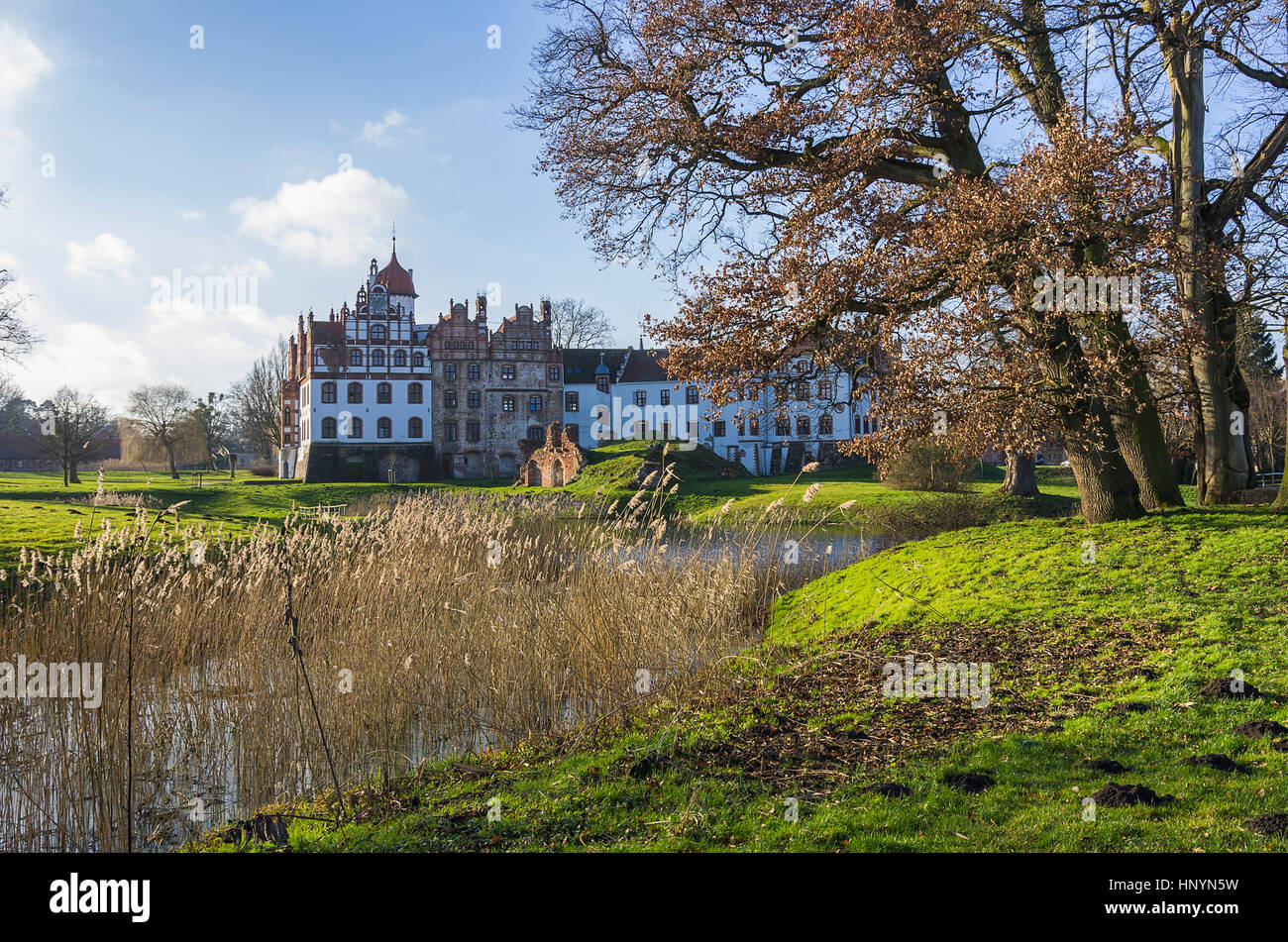 Château et du paysage culturel au parc Lenné, Basedow, Mecklembourg Suisse, Allemagne. Banque D'Images