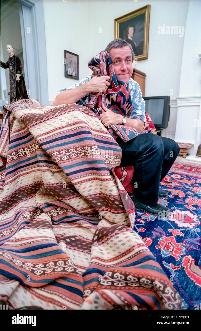 Griff Rhys-Jones à son domicile à Fitzroy Square, Londres, démontrant sa passion pour les tapis et des films de James Bond. Banque D'Images