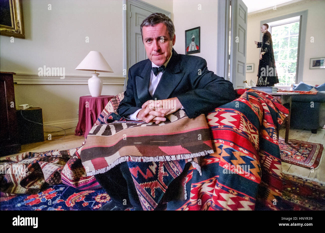 Griff Rhys-Jones à son domicile à Fitzroy Square, Londres, démontrant sa passion pour les tapis et des films de James Bond. Banque D'Images