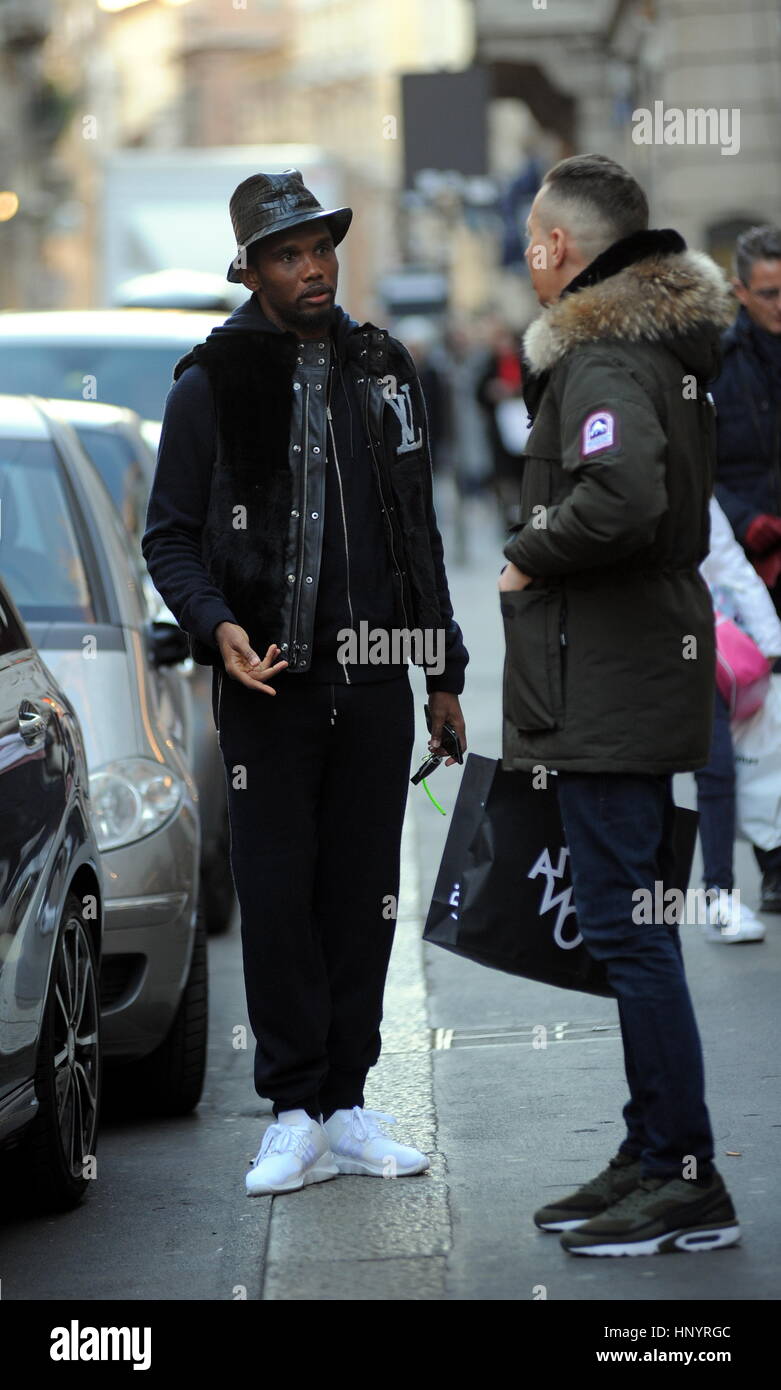 Samuel Eto'o à l'extérieur de Milan avec : Samuel Eto'o Où : Milan, Italie Quand : 16 Jan 2017 Credit : IPA/WENN.com **Uniquement disponible pour publication au Royaume-Uni, USA, Allemagne, Autriche, Suisse** Banque D'Images