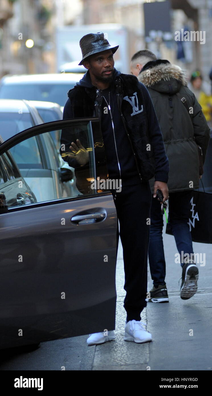 Samuel Eto'o à l'extérieur de Milan avec : Samuel Eto'o Où : Milan, Italie Quand : 16 Jan 2017 Credit : IPA/WENN.com **Uniquement disponible pour publication au Royaume-Uni, USA, Allemagne, Autriche, Suisse** Banque D'Images