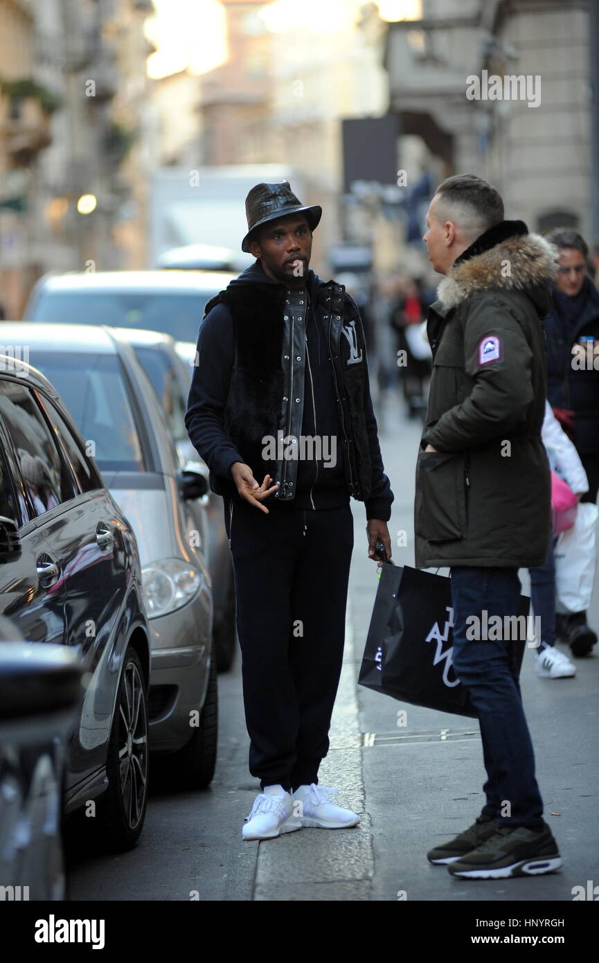 Samuel Eto'o à l'extérieur de Milan avec : Samuel Eto'o Où : Milan, Italie Quand : 16 Jan 2017 Credit : IPA/WENN.com **Uniquement disponible pour publication au Royaume-Uni, USA, Allemagne, Autriche, Suisse** Banque D'Images