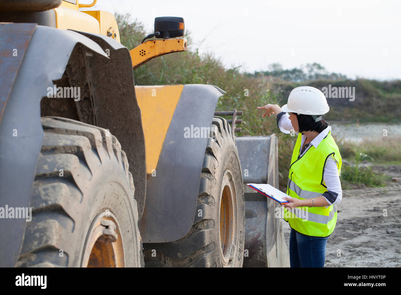 Femme ingénieur sur un site de construction, Selective focus et petite profondeur de champ Banque D'Images
