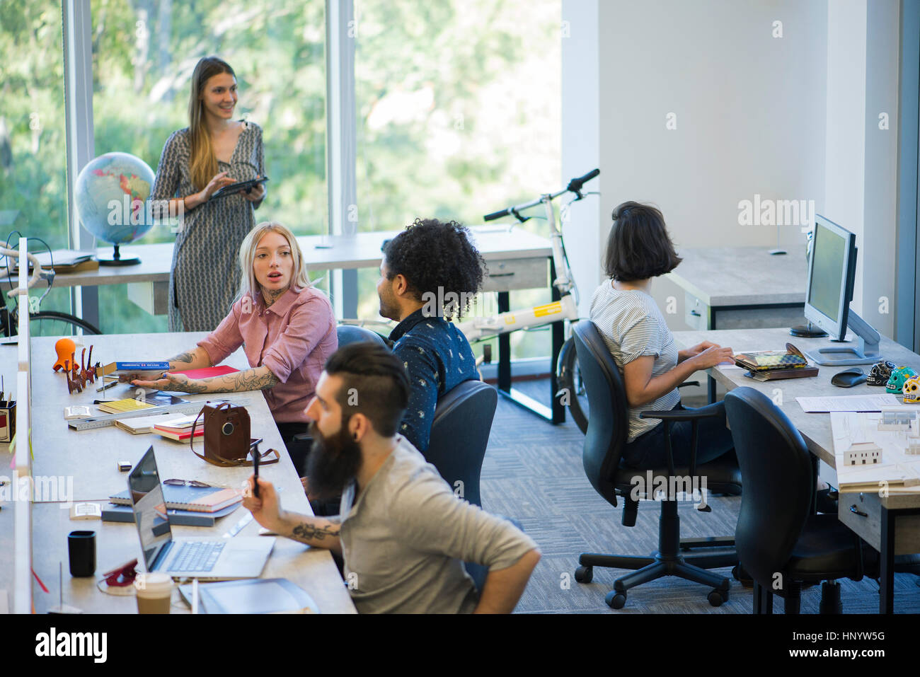 Collègues partage des idées dans l'espace de bureau temporaire Photo Stock  - Alamy