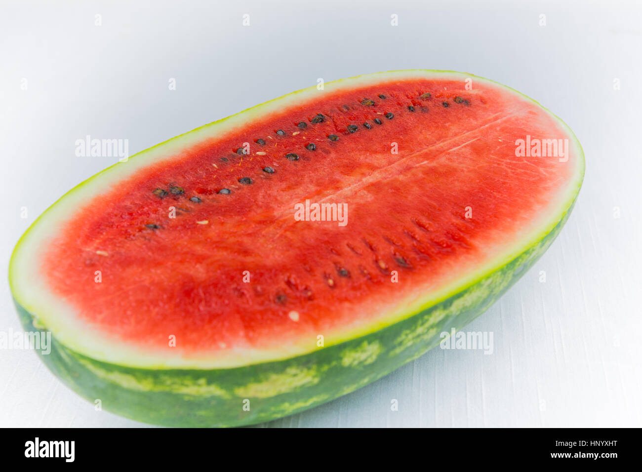 Watermelon coupées en deux ou en segments.demi-lune. Fruit d'été méditerranéen ou sicilienne. Sur fond blanc Coupe. ressource graphique. Banque D'Images