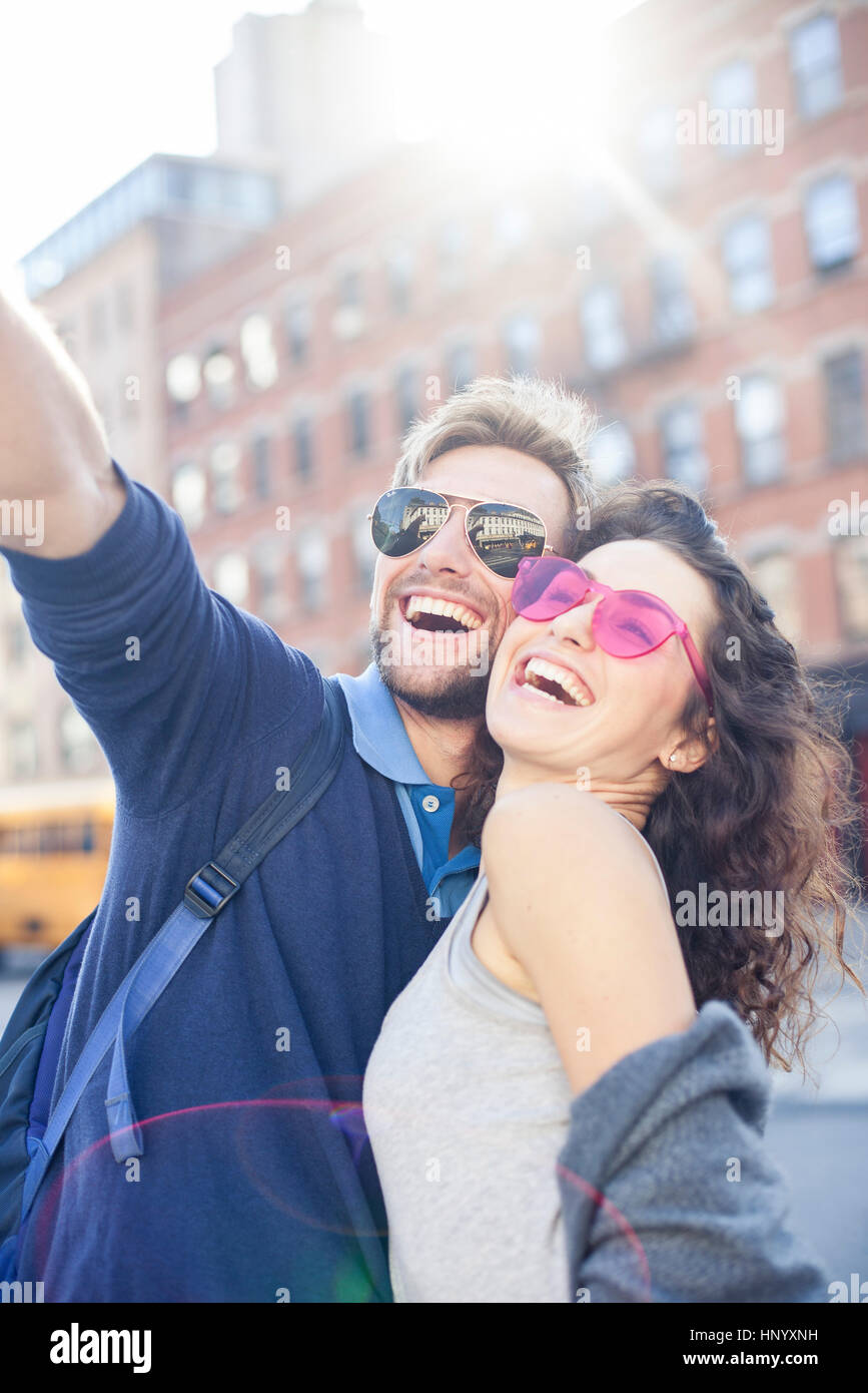 Couple posant pour une selfies Banque D'Images