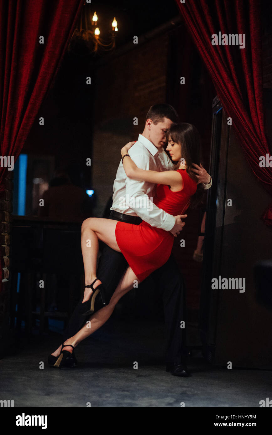 Jeune couple danse sur un fond blanc. Salsa passionné dan Photo Stock -  Alamy