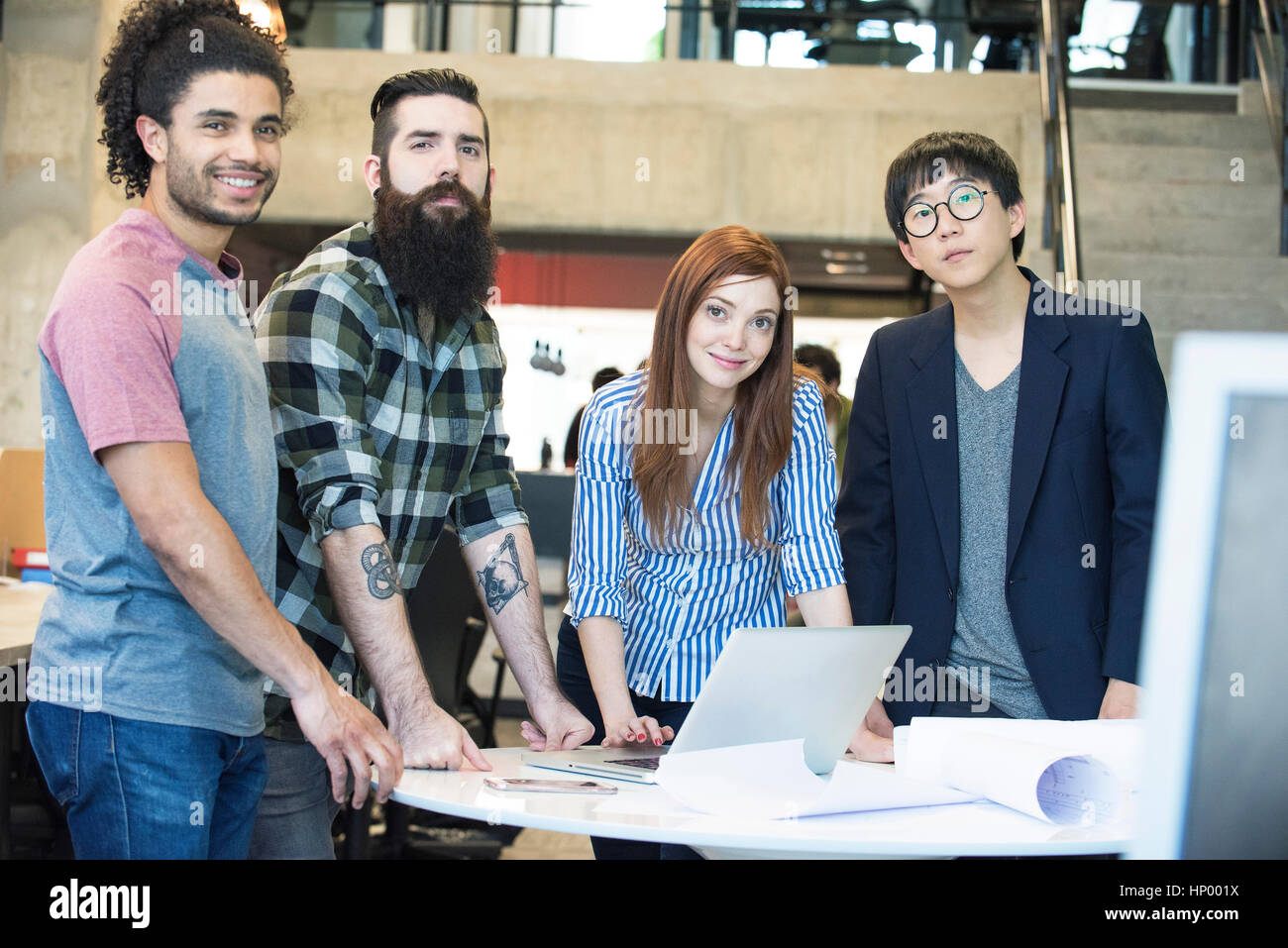 Équipe de collègues qui travaillent dans le projet social Banque D'Images