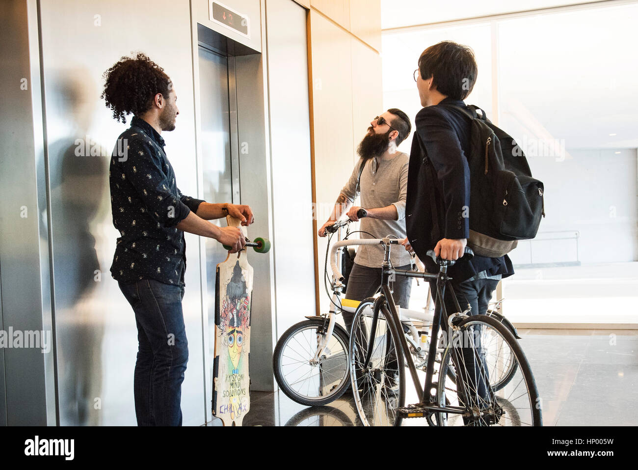 Les hommes en attente d'ascenseur Banque D'Images