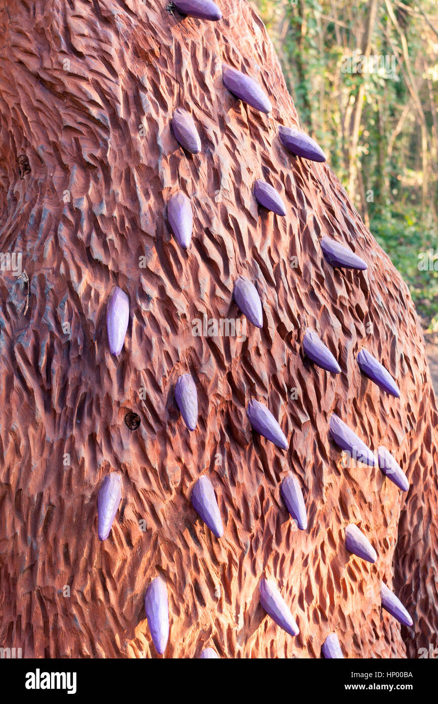 Un gros plan de la Purple épines sur l'arrière de la sculpture The Gruffalo au Trail, The Gruffalo Horsenden Hill, Greenford, UK Banque D'Images