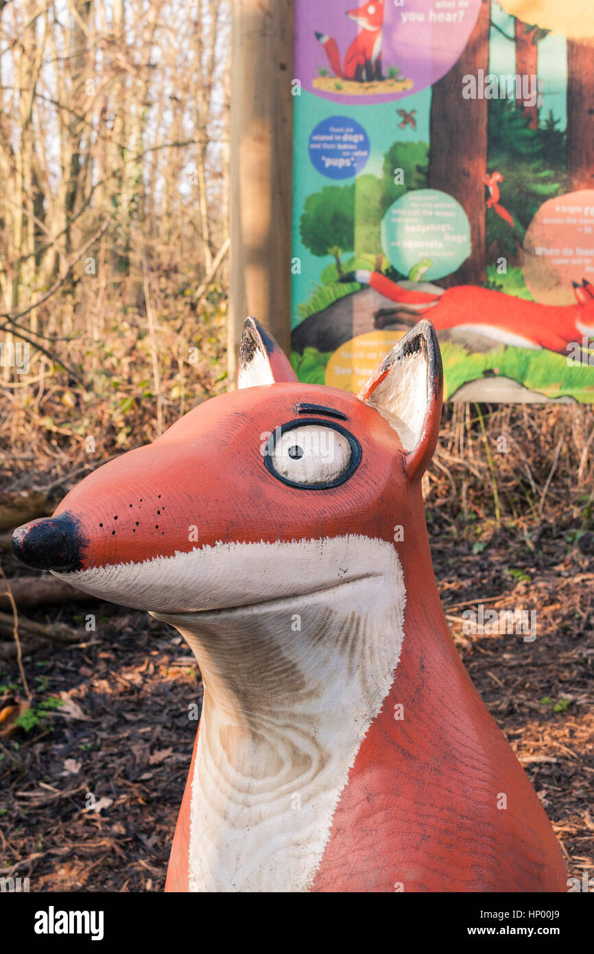 Statue en bois sculpté de 'Fox', personnage de The Gruffalo, sur The Gruffalo Trail, Horsenden Hill, Greenford, UK. 2017 Banque D'Images