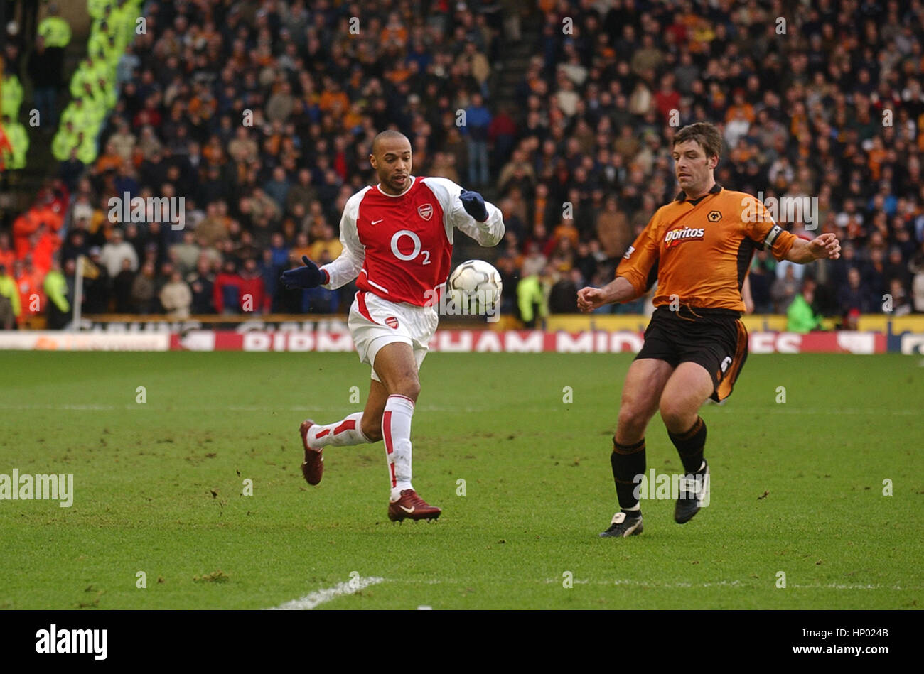 Thierry Henry et Paul Butler 2004 Arsenal v Wolverhampton Wanderers Banque D'Images