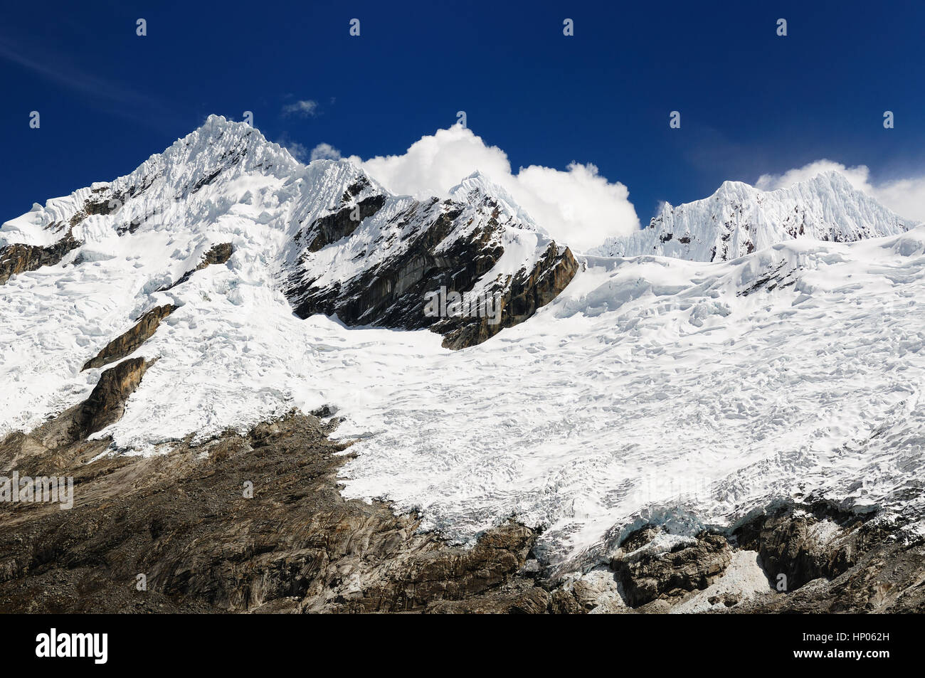 Le Pérou, de belles montagnes Cordillera Blanca sur le Santa Cruz Trek. La photo présente sur la montagne de neige du col de Punta Union Européenne Banque D'Images