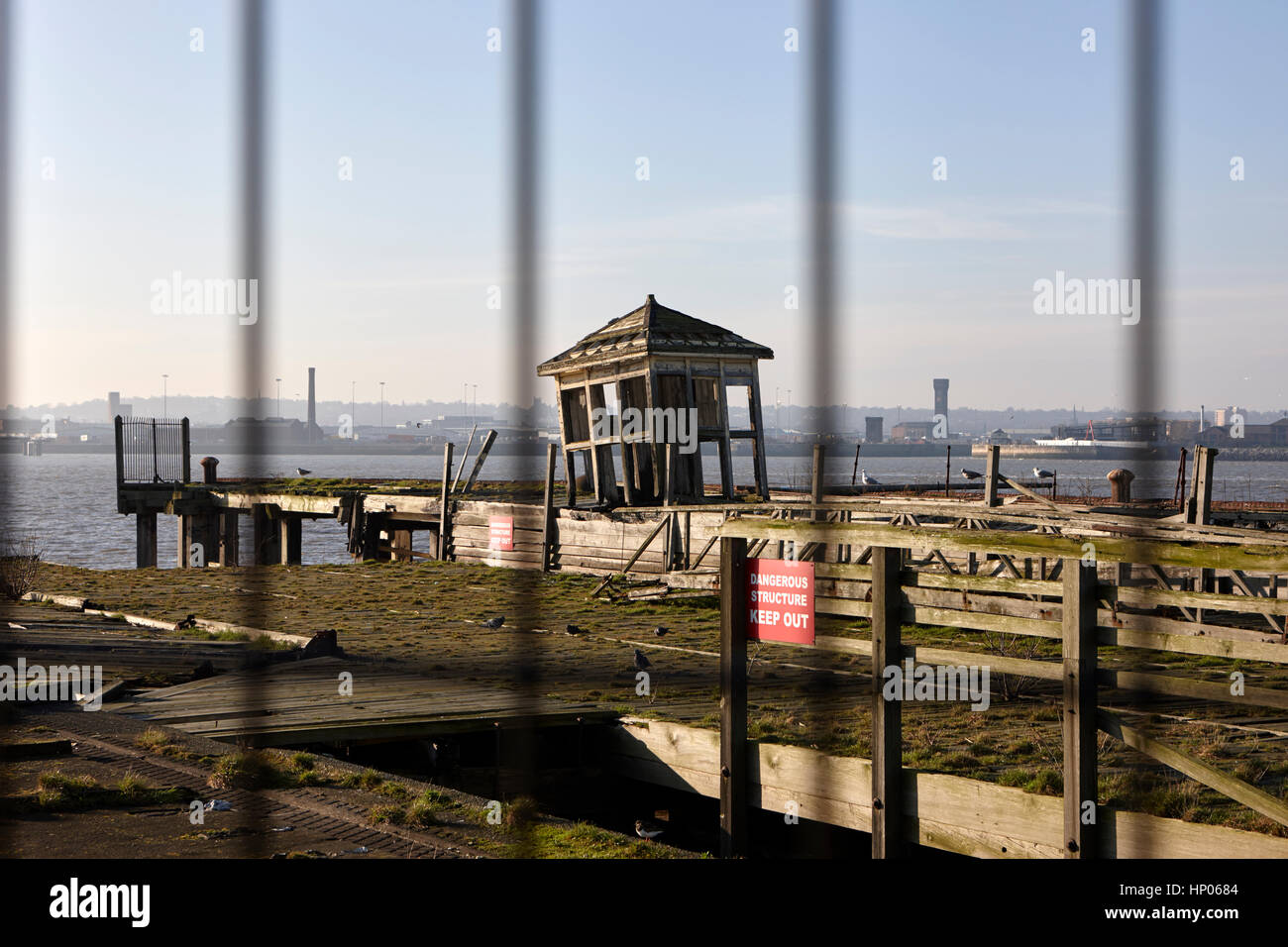 Voir le fil derrière de la vieille cabane en bois sur princes jetty ancien embarcadère bovins liverpool docks uk Banque D'Images