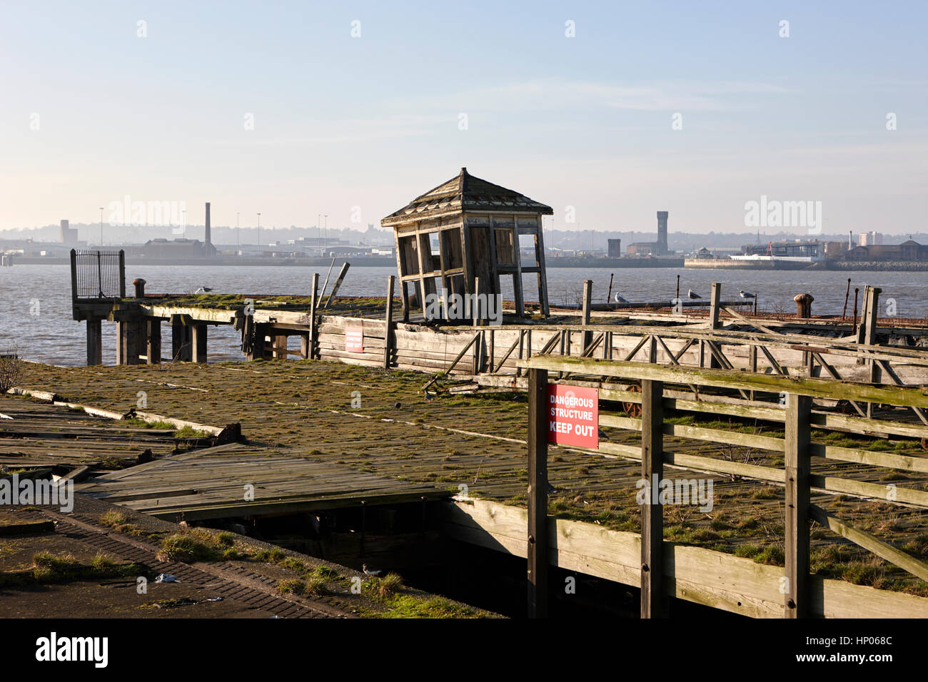 Vieille cabane en bois sur princes jetty ancien embarcadère bovins liverpool docks uk Banque D'Images
