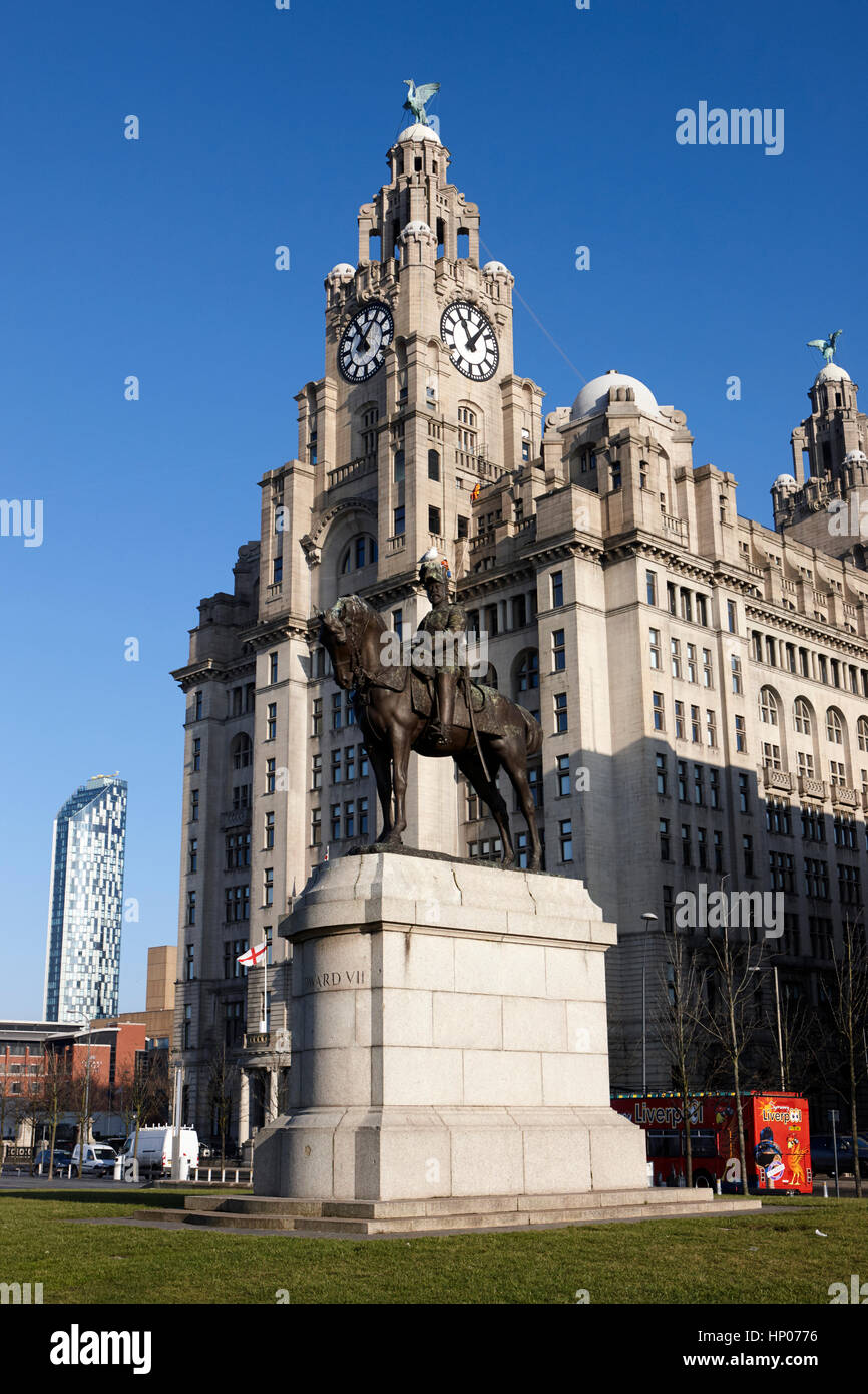 Edward vii statue pier head bâtiments liverpool uk Banque D'Images