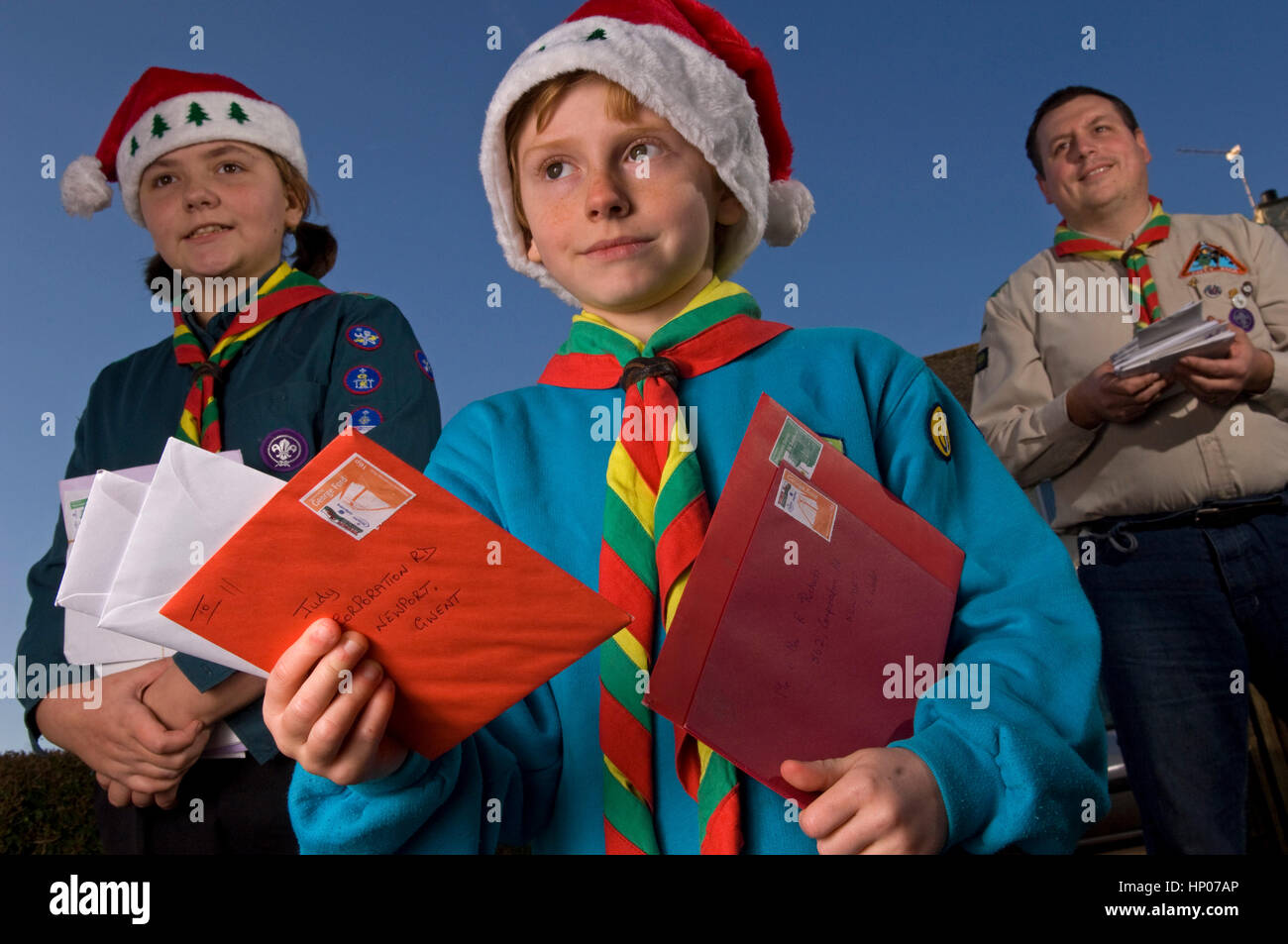 La livraison du courrier de Noël les Scouts à Newport, Pays de Galles, Royaume-Uni, avec des scouts de Joshua & Aimee Williams et le père et le chef scout Lyn Williams. Banque D'Images
