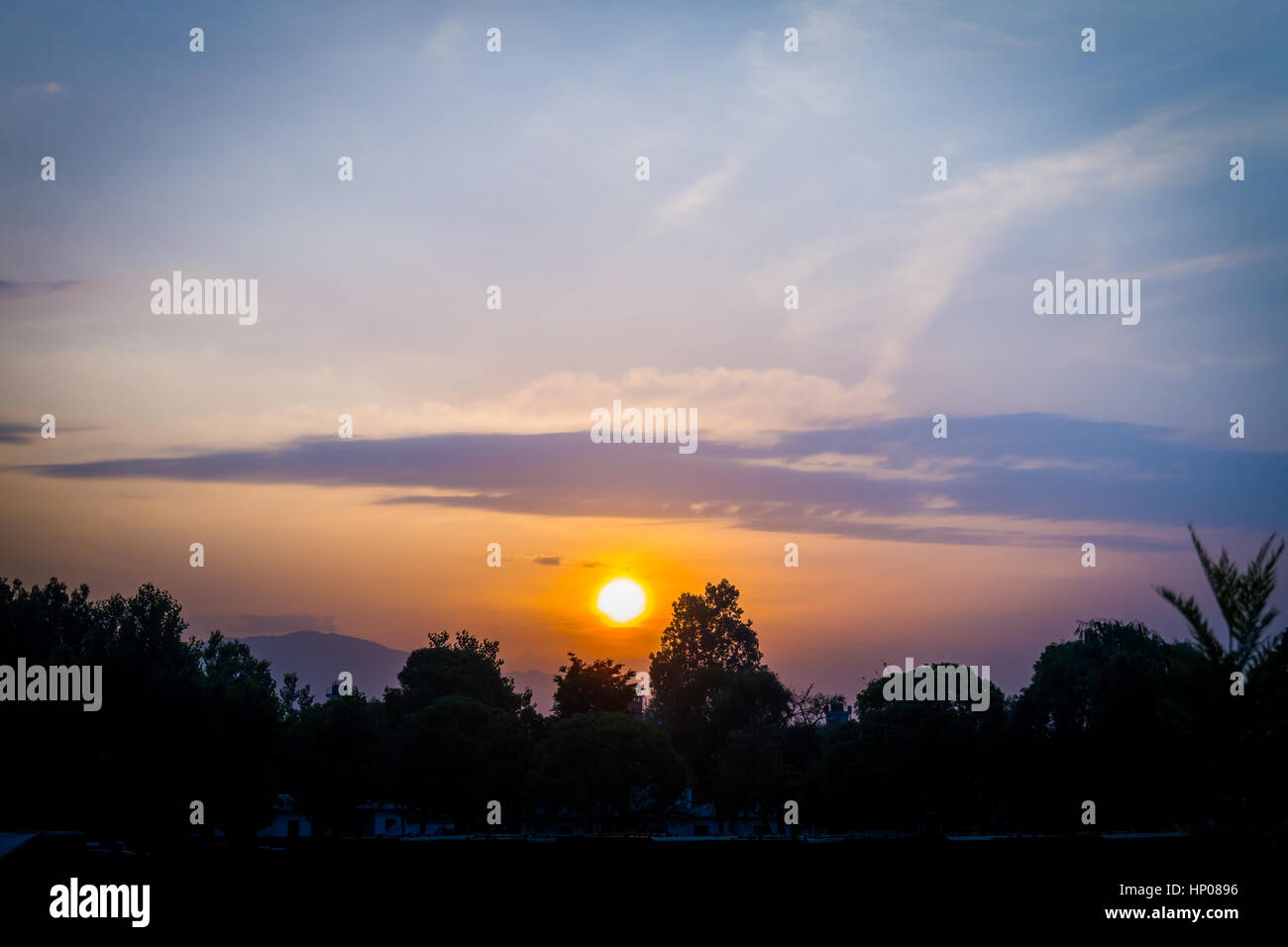 Ciel magnifique avec des couleurs au coucher du soleil,vue vue de Swayambhunath Stupa de Kathmandu au Népal,,. Banque D'Images