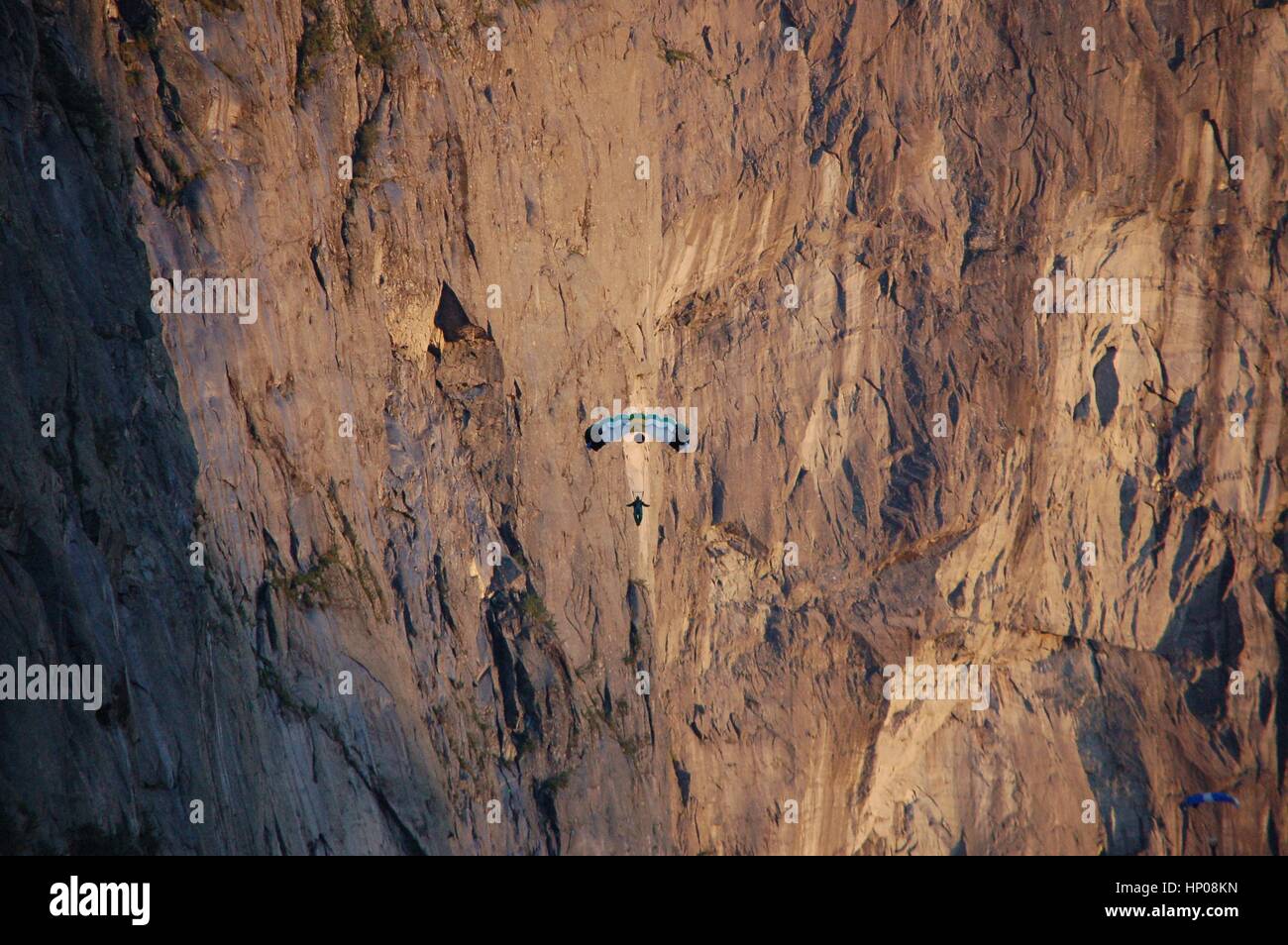 Les cavaliers de la base de lancement se couper des falaises de Kjerag en Lysefjord, la Norvège. C'est une falaise de 1000 mètres ! Les gens audacieux, très gras. Banque D'Images